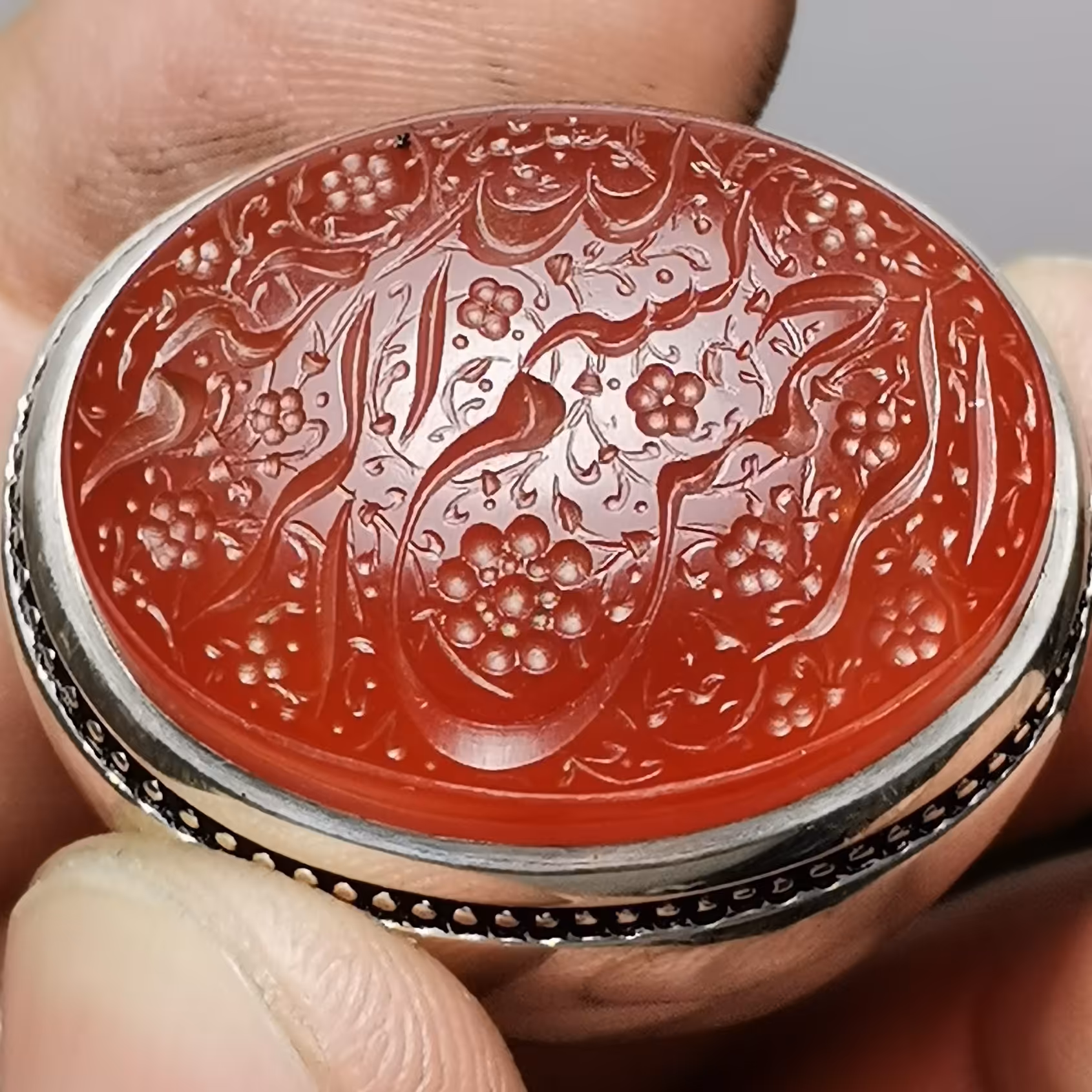 حکاکی روی نگین انگشتری عقیق یمنی خطی ذکر بسم الله الرحمن الرحیم انجام شده تماما با دست توسط حکاک ضُحا 