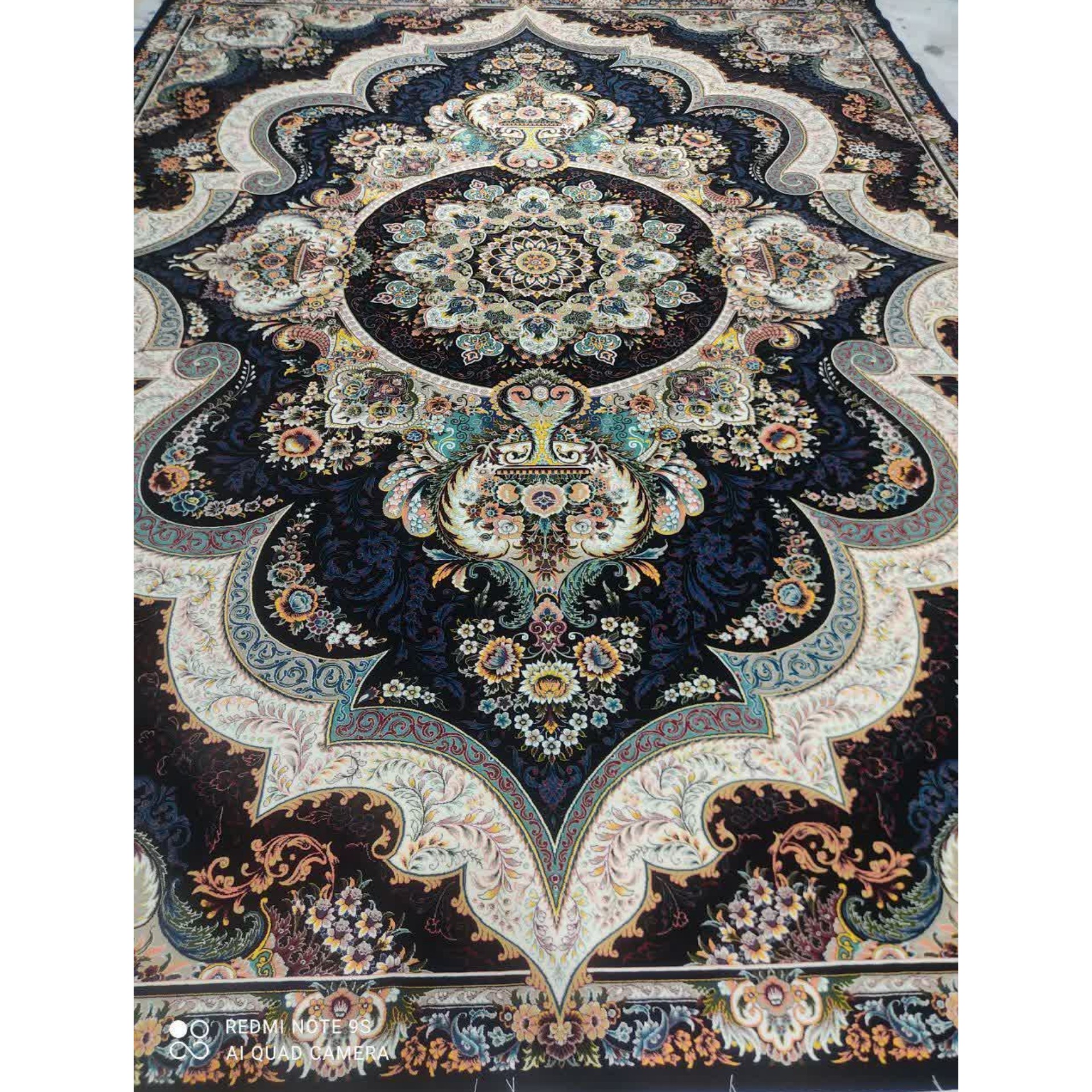 فرش ماشینی 700 شانه اصل تراکم 2550 طرح شهیاد زمینه سرمه ای 6 متری جنس اکرولیک یا اکریلیک