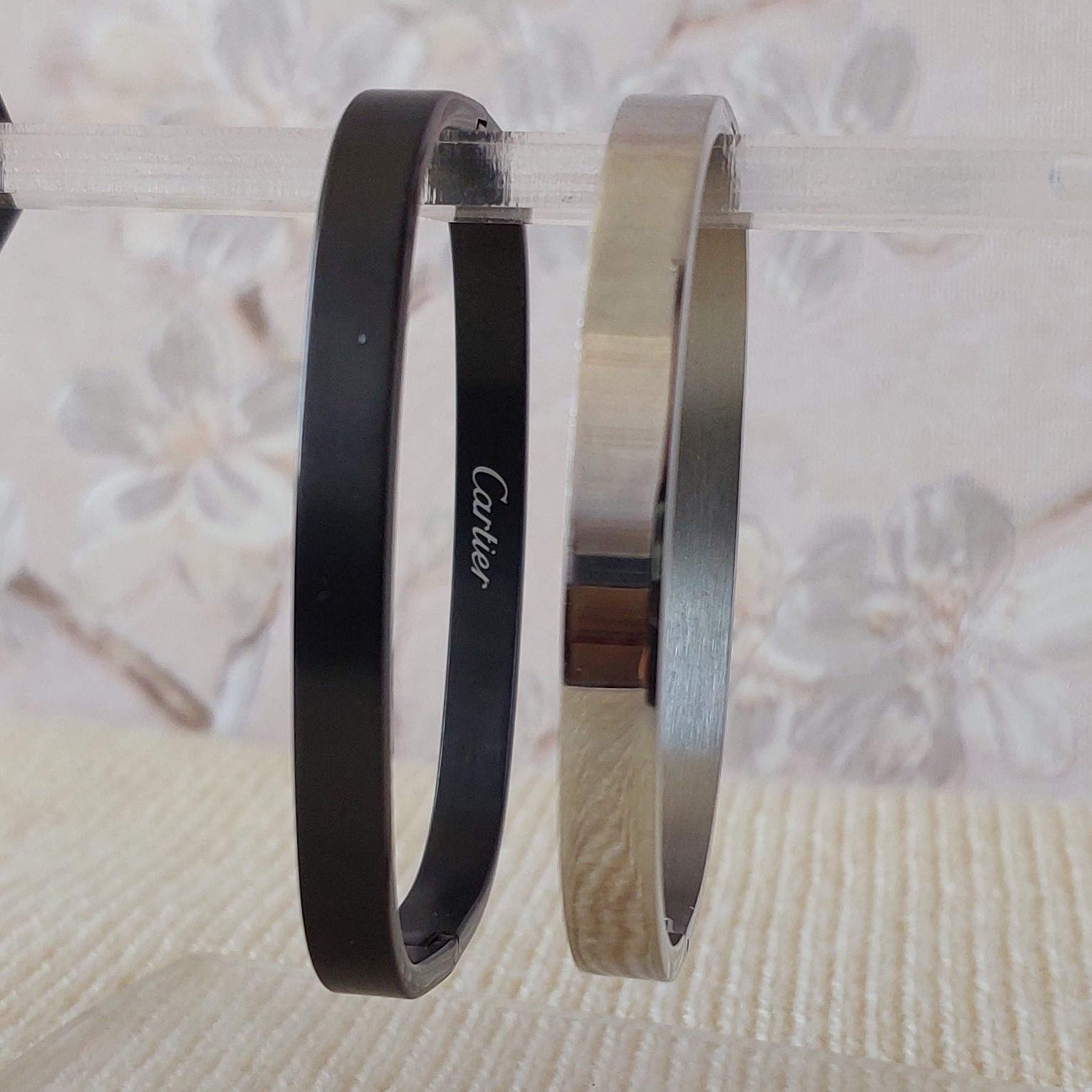 دستبند النگویی کارتیر مدل مربعی طرح ساده