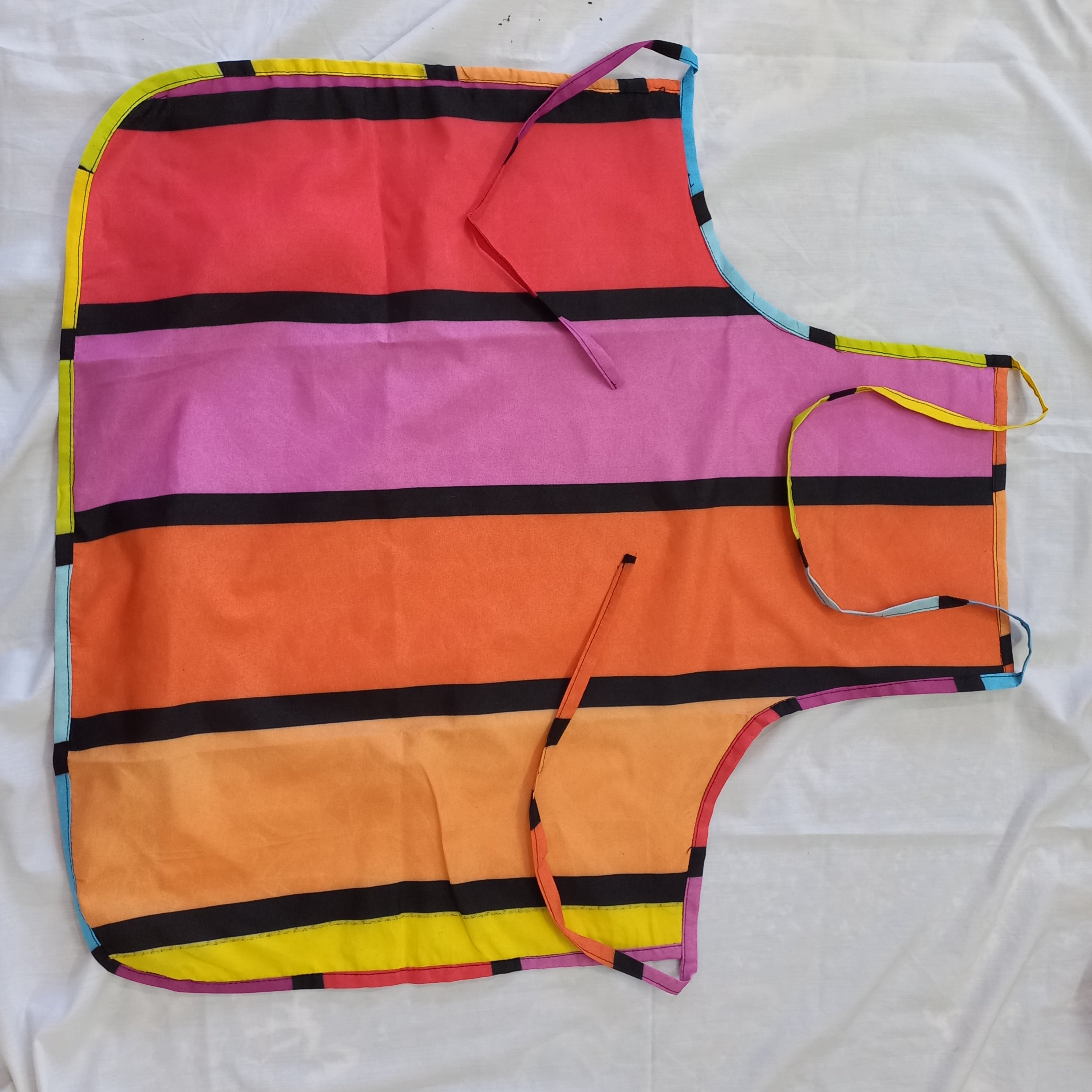  این پیشبند در رنگهای مختلف   ساده دوزی شده کاملا دست دوزی شده کار تولید خودمه