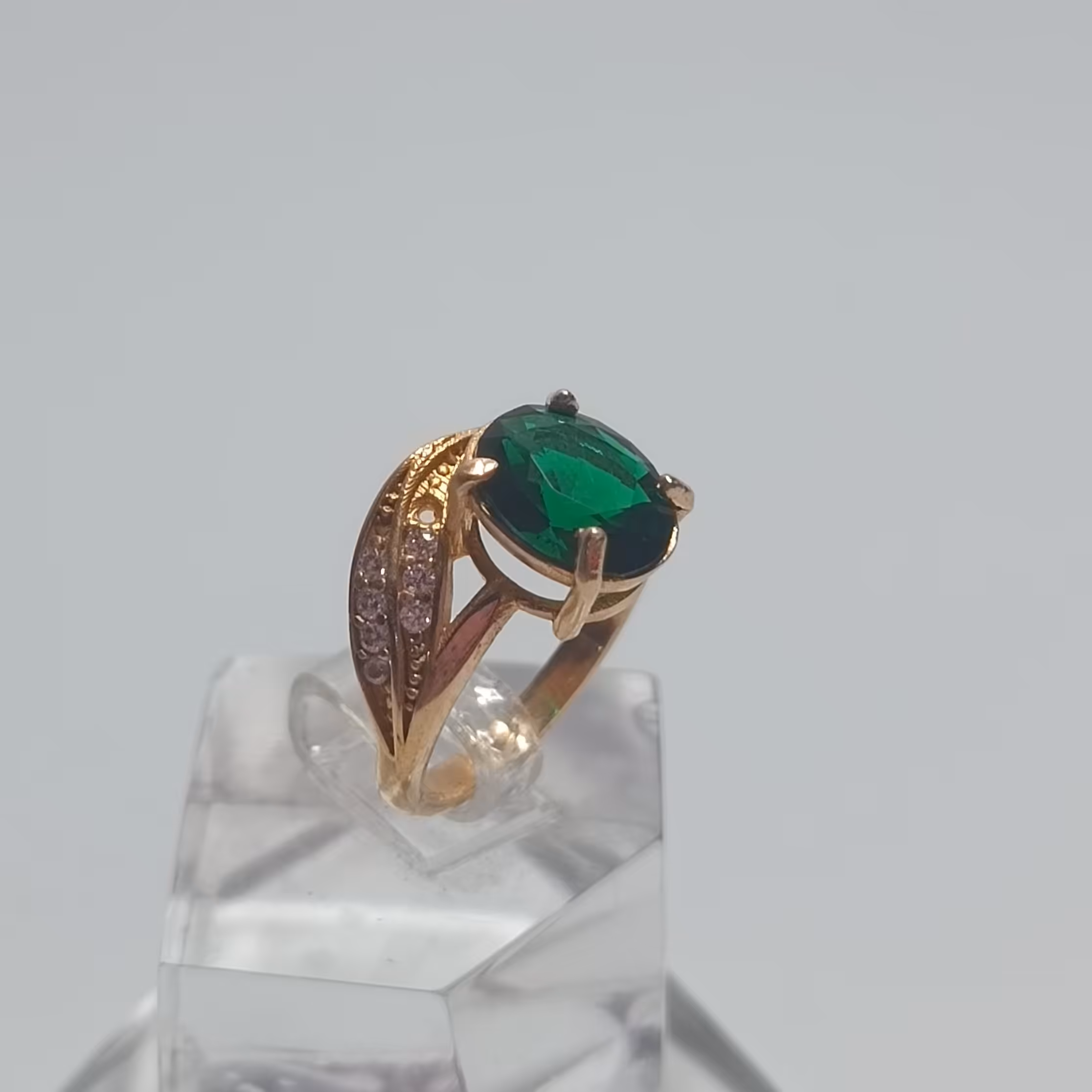 انگشتر طلا روس نگین سبز زیبا فروشگاه آیسان 