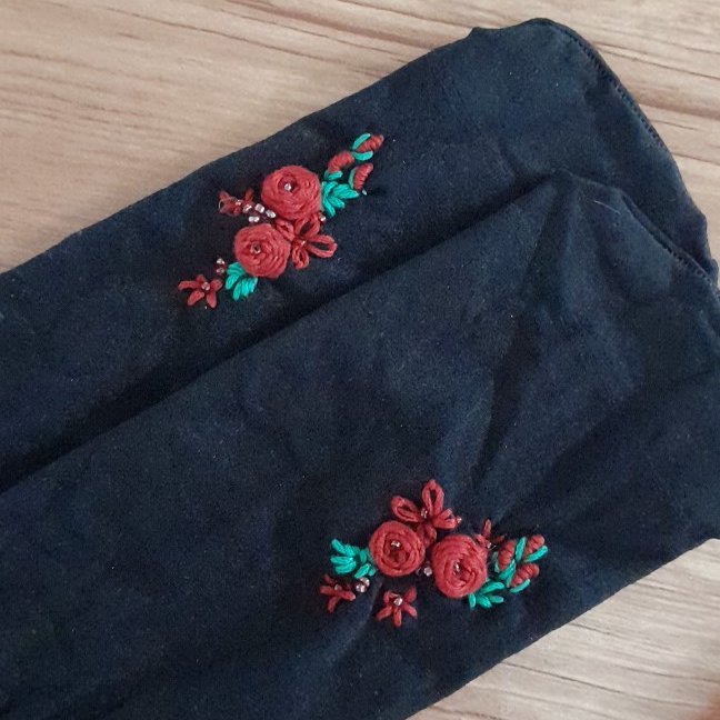 جوراب گلدوزی شده