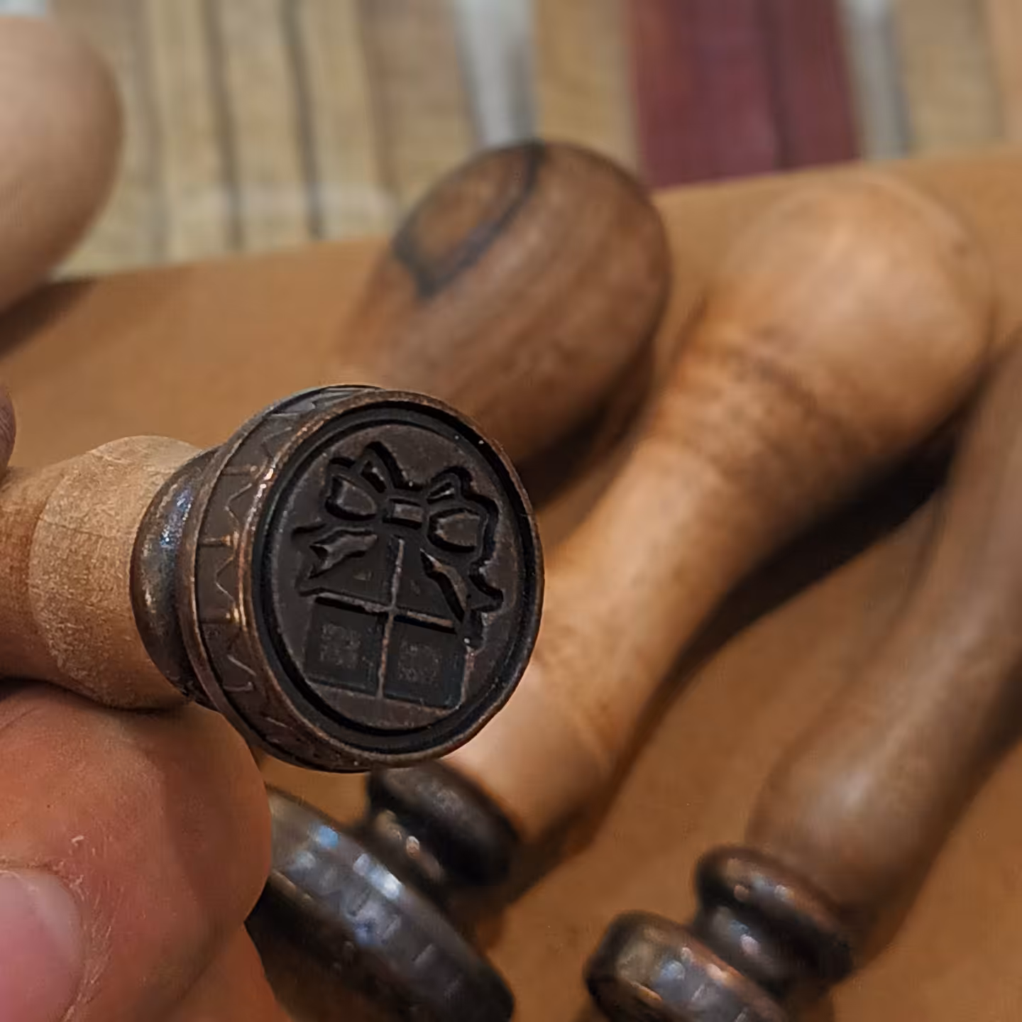 کلیشه مهر و موم مناسب برای گیفت و کادو در طرح کادوی تولد