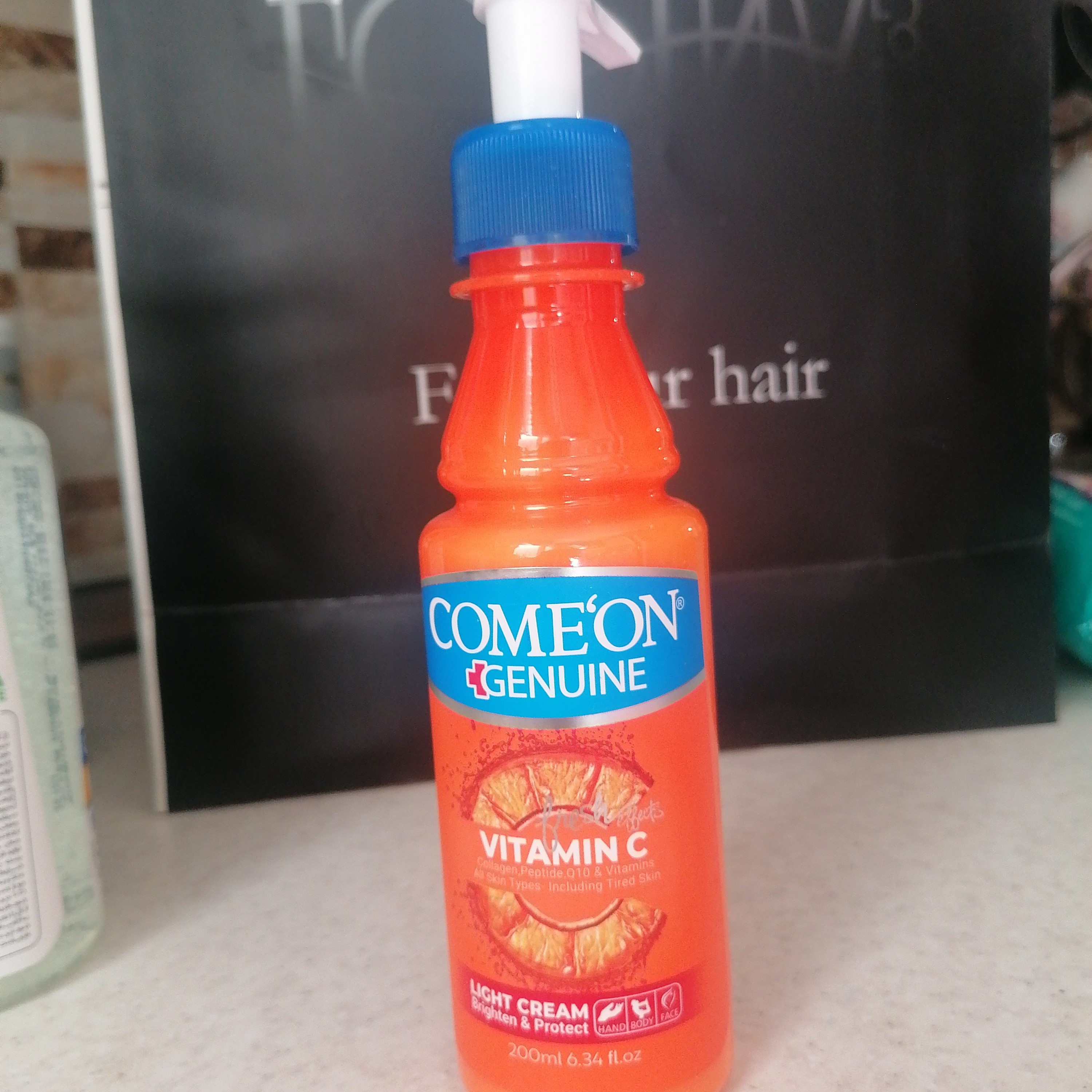 کرم مرطوب کننده حاوی ویتامین سی و ای، کامان