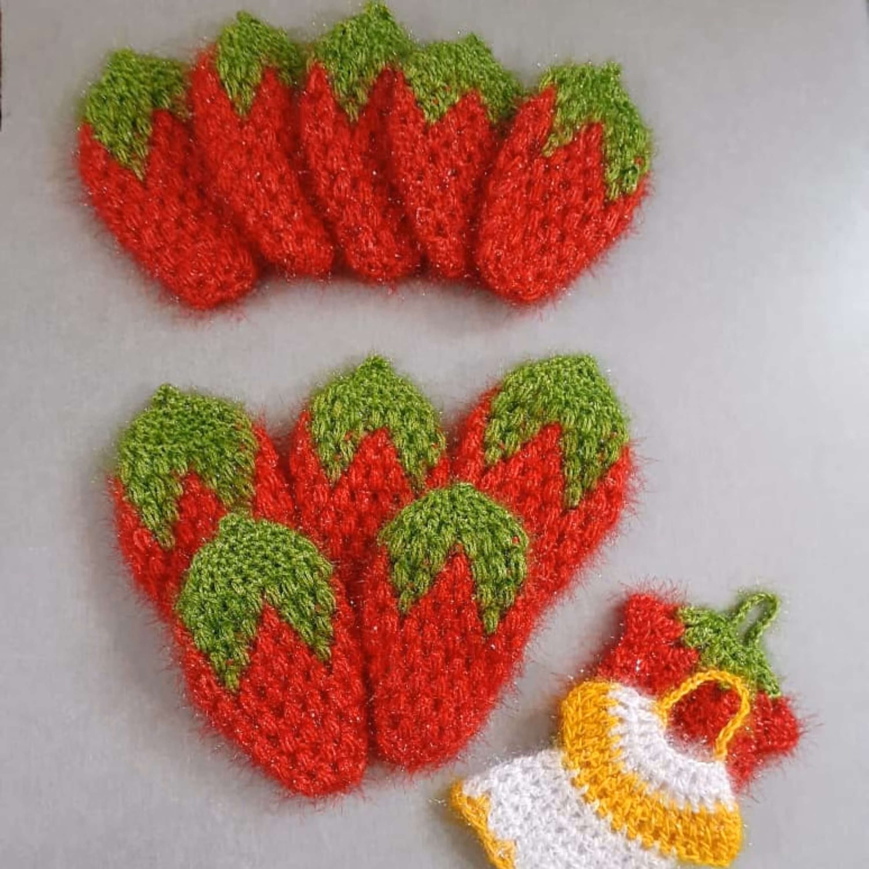 اسکاچ توت فرنگی و اویز پیراهنی