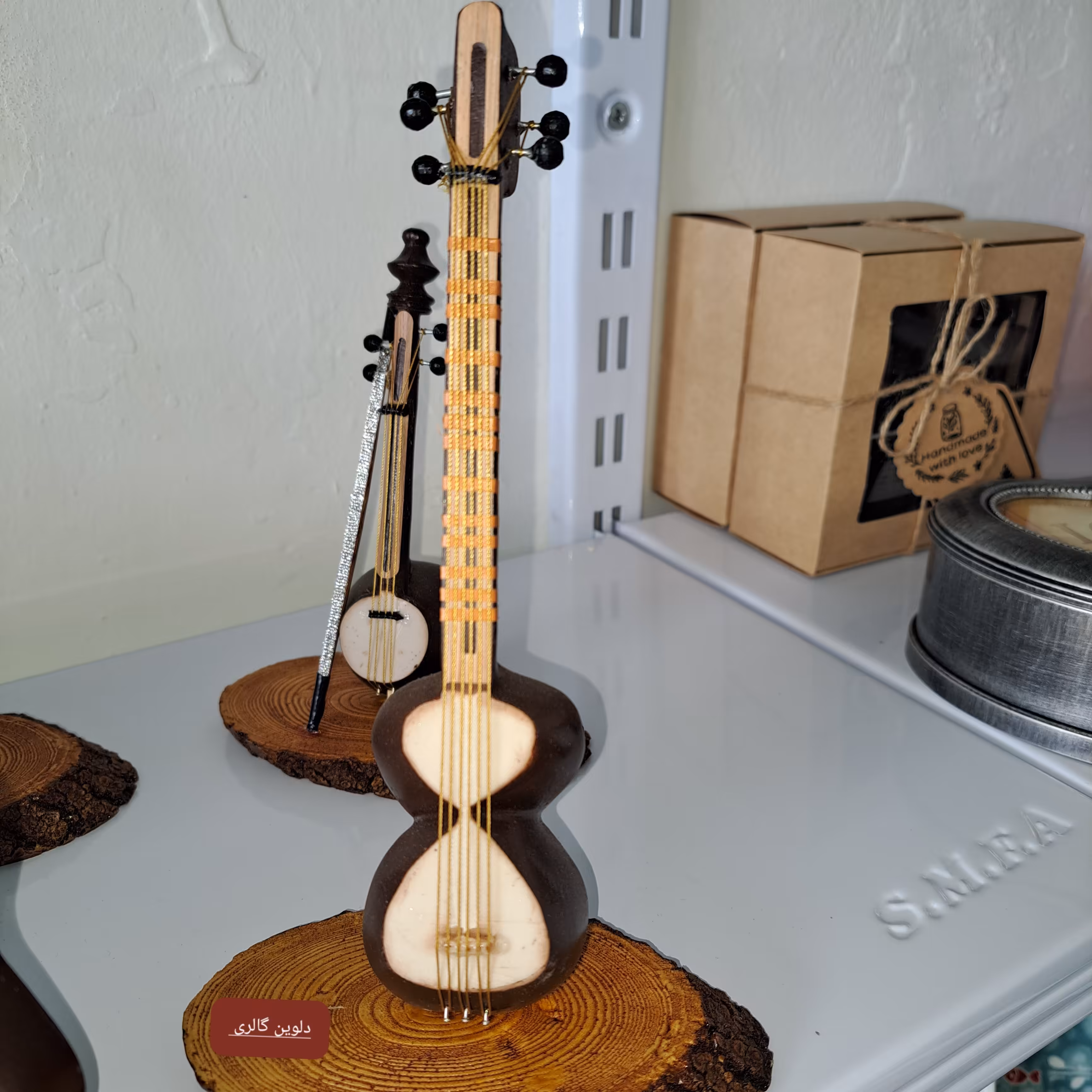 ادوات موسیقی  با پایه چوبی....