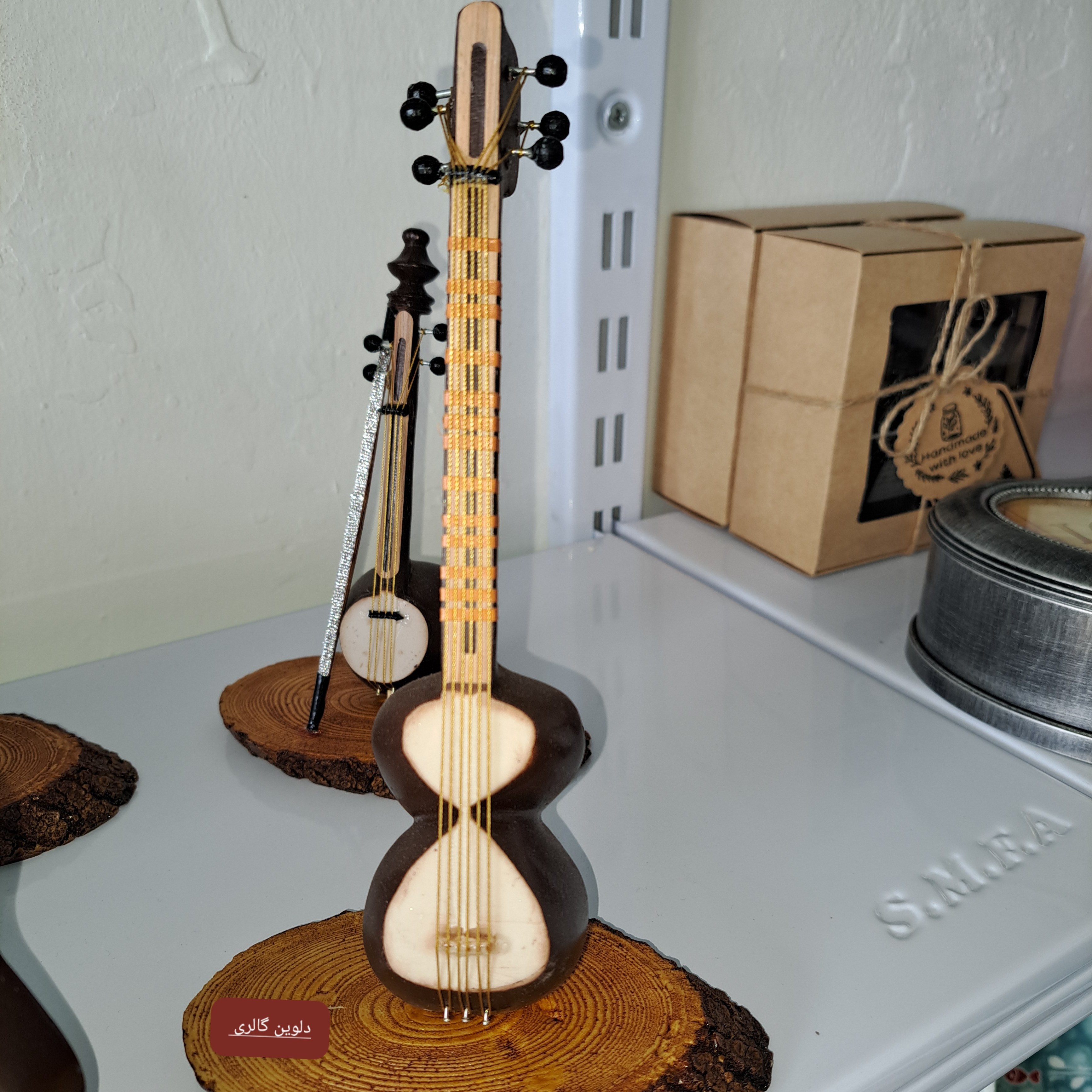 ادوات موسیقی  با پایه چوبی....