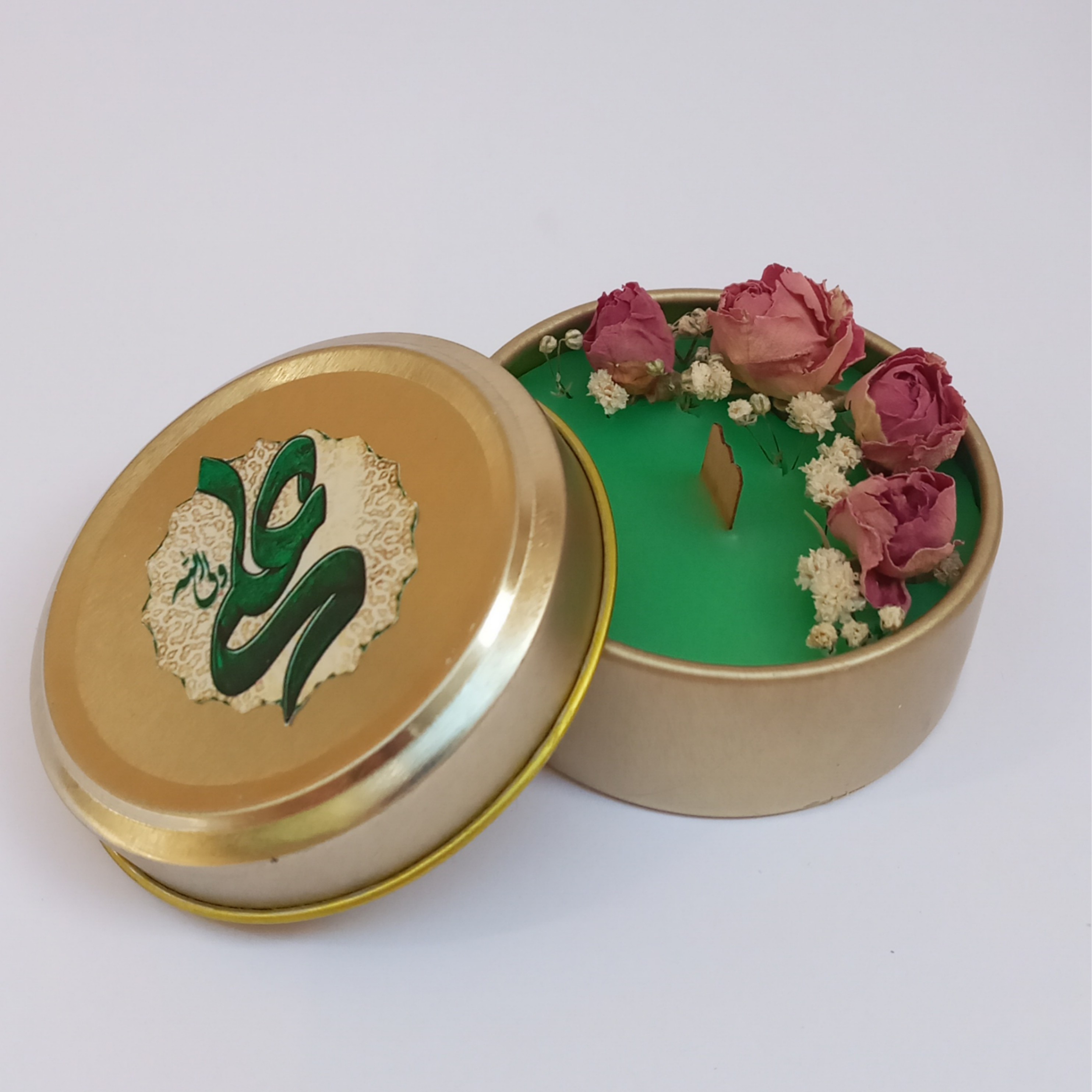 شمع عید غدیر قوطی فلزی در دار معطر فیتیله چوبی رنگ سبز همراه با تزئین گل 