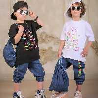 سه تیکه اسپورت تیشرت و شلوارک جین همراه با کوله جین چاپ فلور  مناسب حدود سنی 2 تا 8 سال جنس تیشرت پنبه یکرو سوپر  عالی 