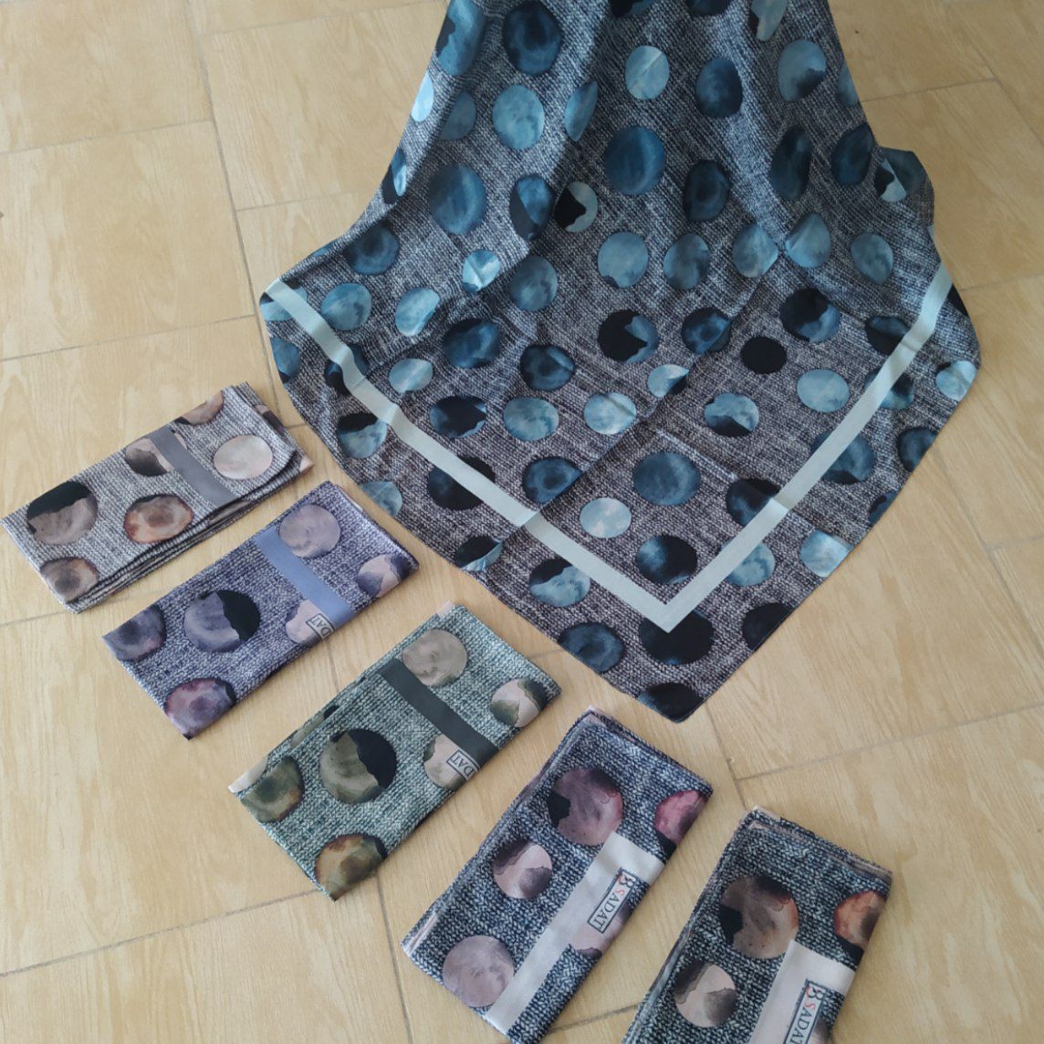 روسری طرح سنگی قواره 130 در رنگ بندی زیبا مطابق تصویر