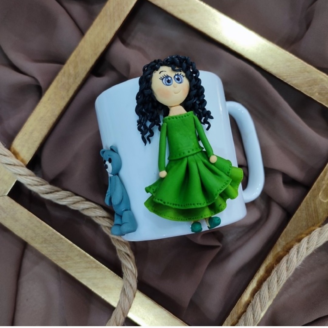 ماگ عروسکی دخترانه از جنس خمیر ایتالیایی قابل سفارش با نام دلخواه شما
