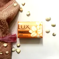 صابون لوکس اصل کرم دار رایحه گل یاس وزن 170 گرمی عربستانی
