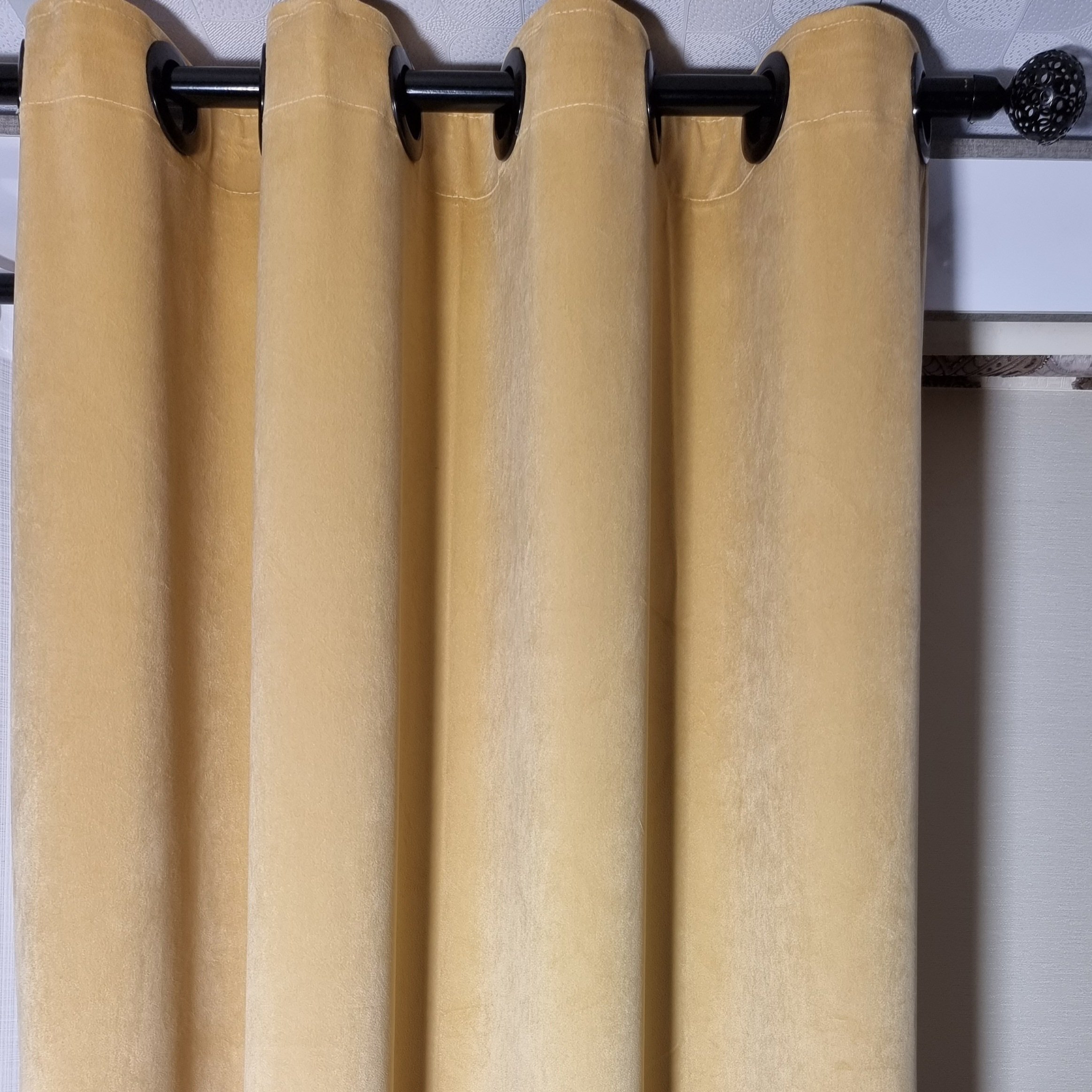 پرده آماده مخمل کالیفرنیا رنگ طلایی ابعاد 140×275 کد 33