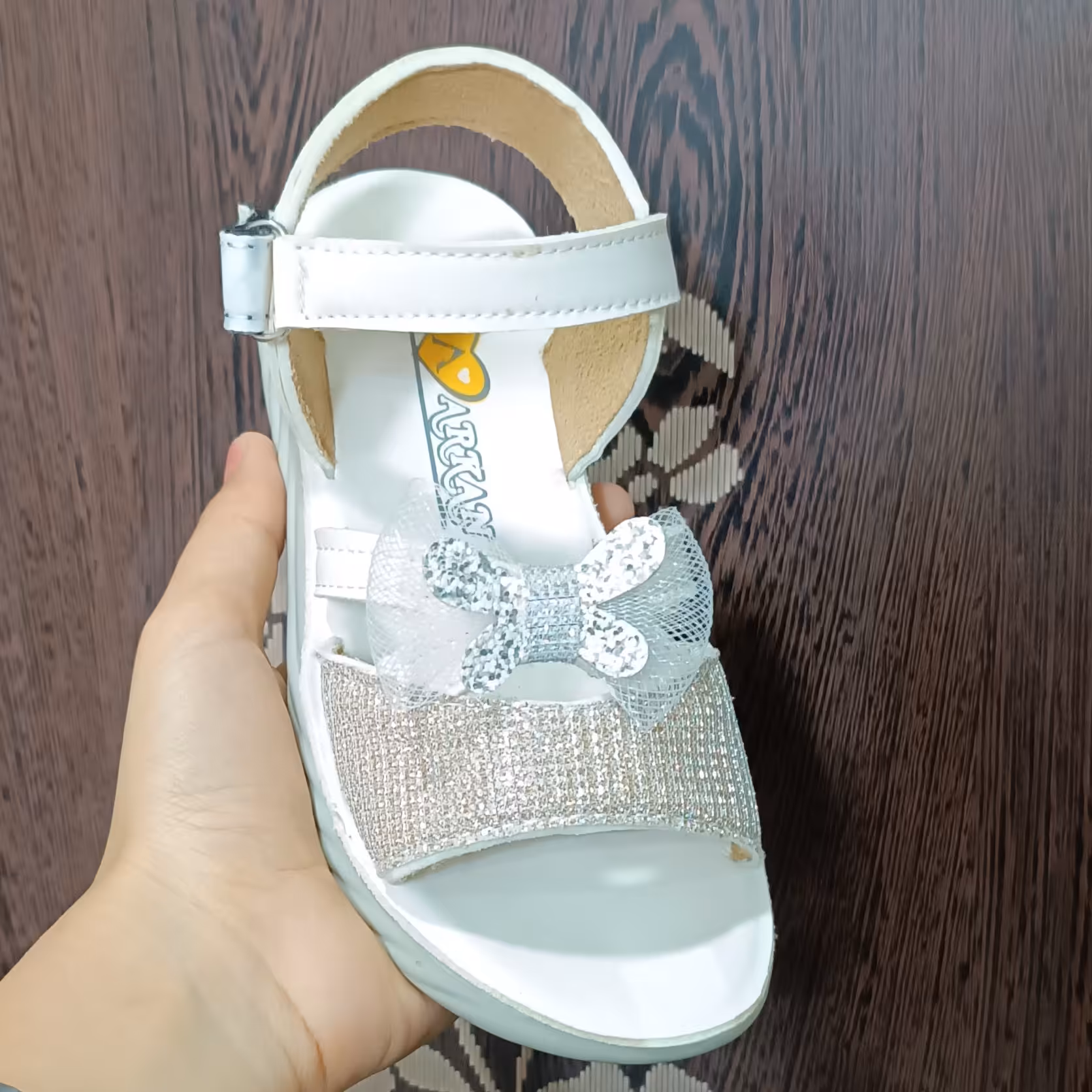 صندل رکابدار سفید طبی  دخترانه دور پرسی و بسیار شیک و جذاب و عالی ،زیره پیو  و ضد ساییدگی بسیار نرم سایزبندی 26تا30