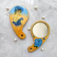 آینه دستی  چوبی مدل گرد طرح زن انگلیسی کد 1 نقاشی رنگ روغن با پوشش رزین و قابل شستشو