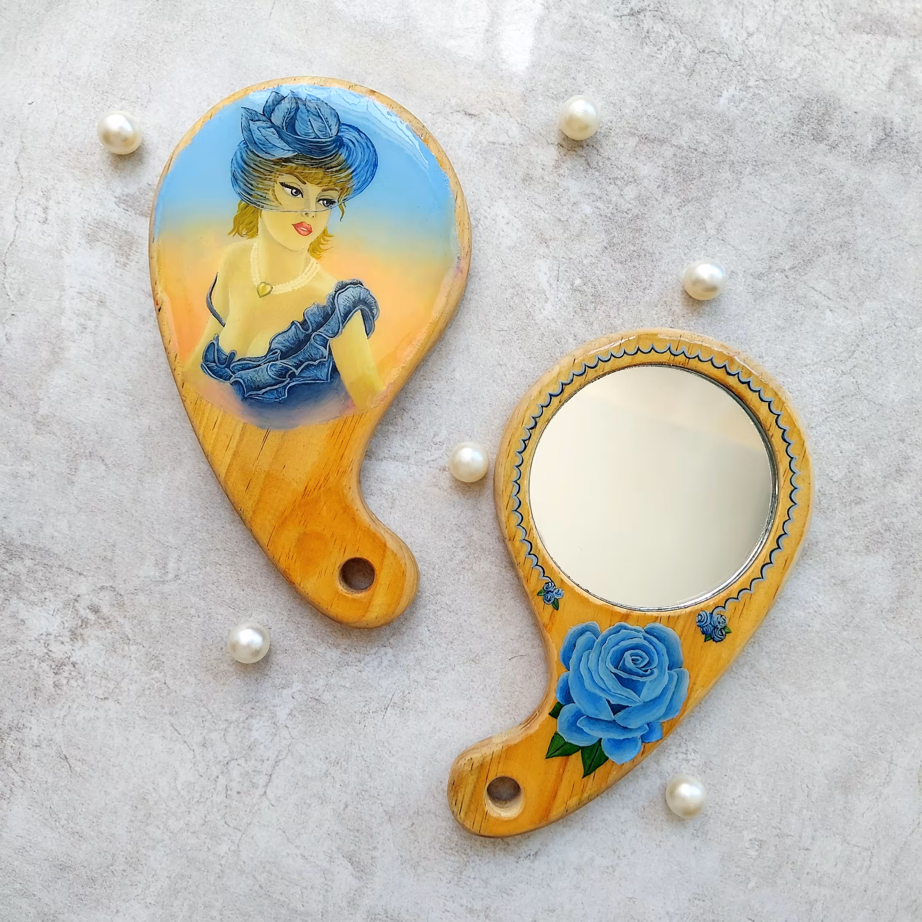 آینه دستی  چوبی مدل گرد طرح زن انگلیسی کد 1 نقاشی رنگ روغن با پوشش رزین و قابل شستشو