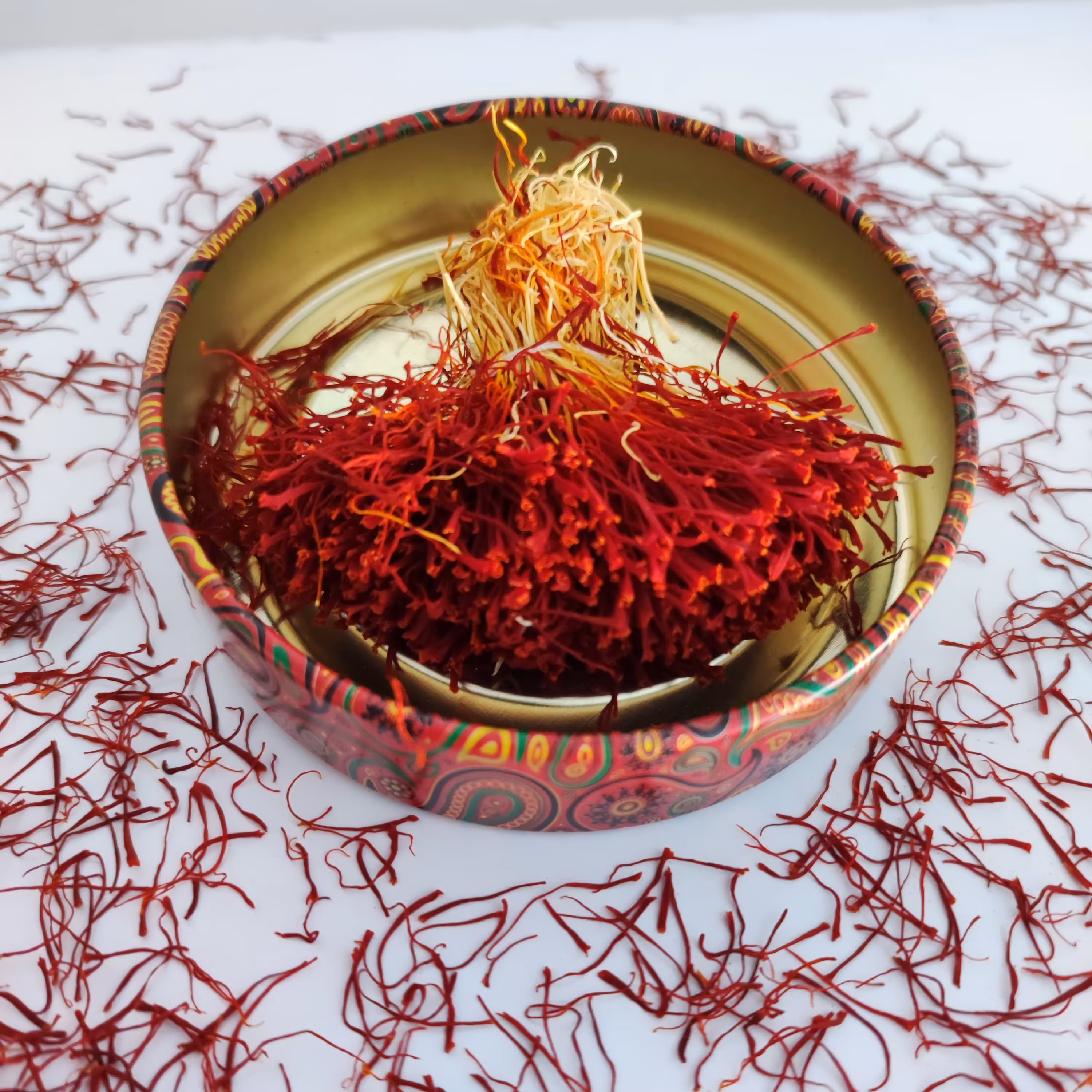 زعفران دسته (دخترپیچ) با کیفیت ترین و خوش عطرترین نمونه زعفران بازار