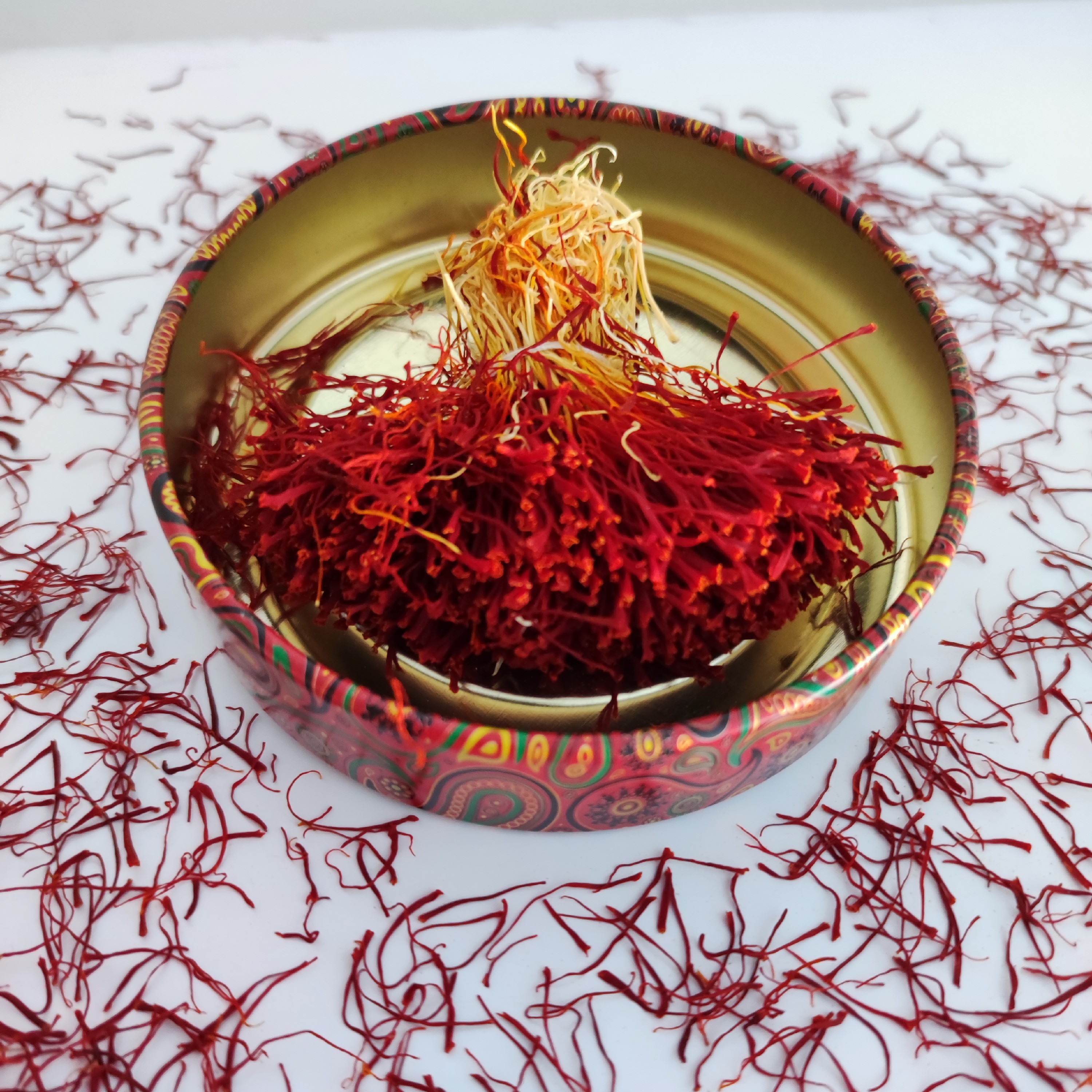 زعفران دسته (دخترپیچ) با کیفیت ترین و خوش عطرترین نمونه زعفران بازار