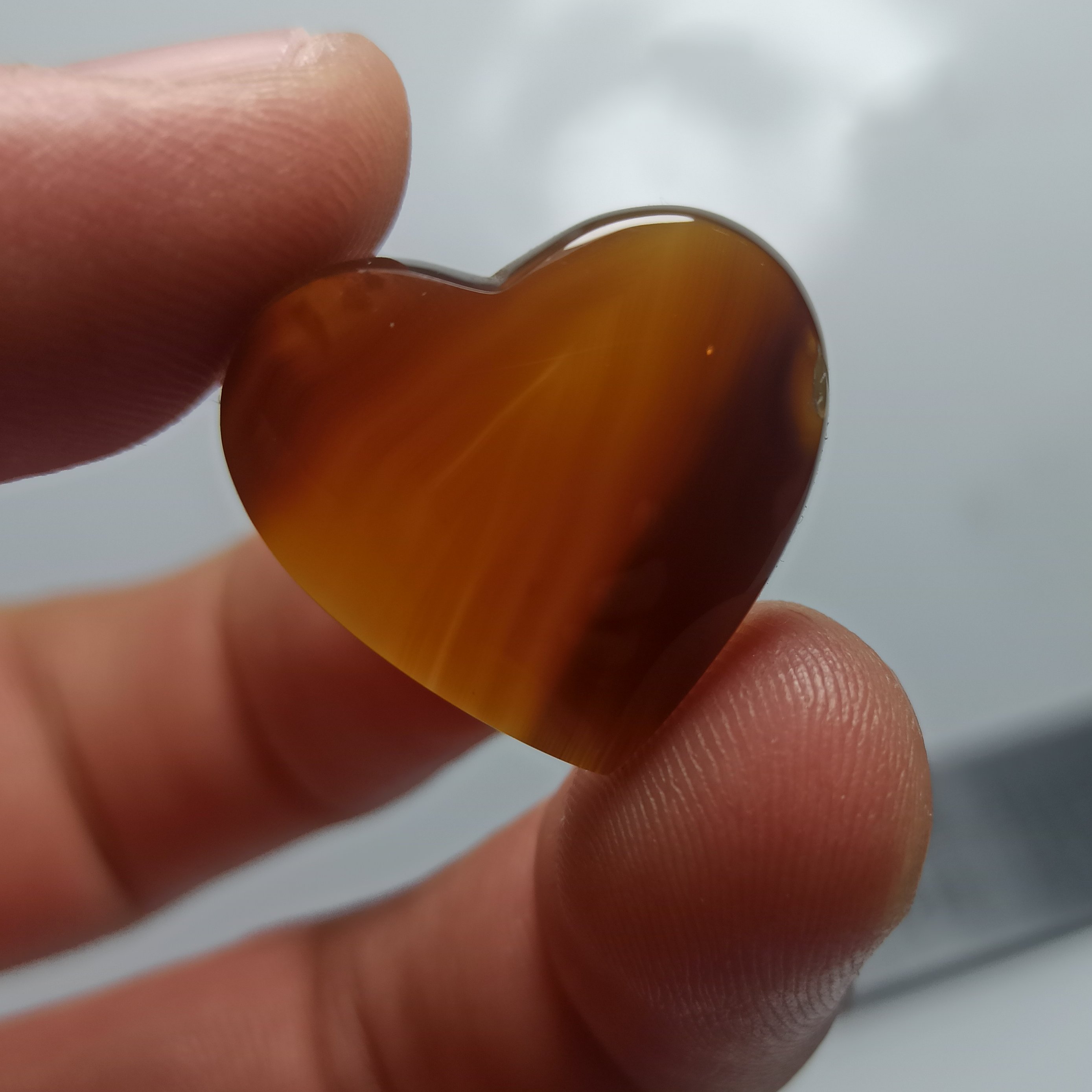 نگین عقیق‌ قلبی جزع خوشرنگ با سایه روشن  با ترشا و جلا عالی 