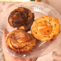 نان مینی بابکا بسته 3 عددی شکلاتی پنیری و دارچینی