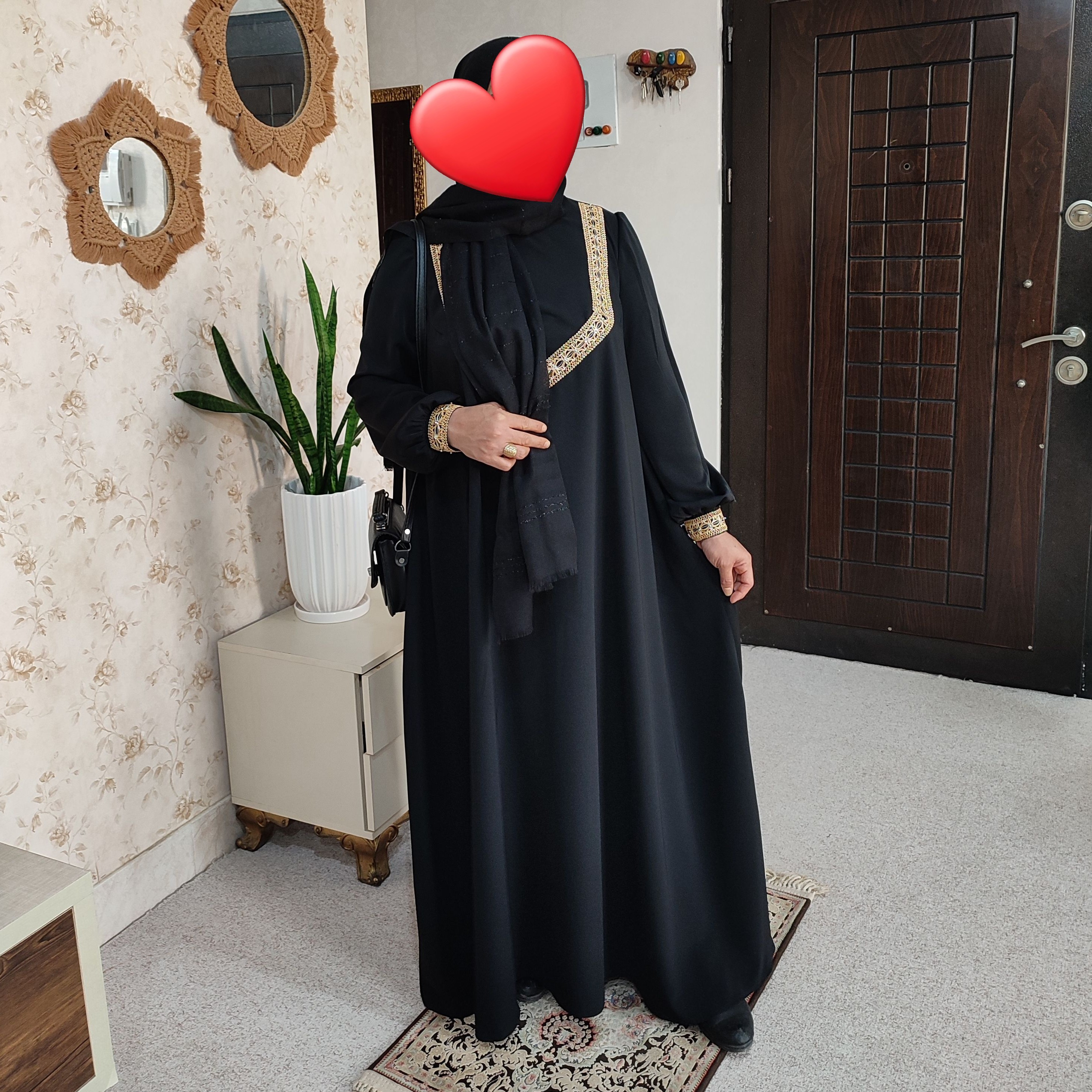 مانتوعبایی جنس کرپ الیزه گرم بالا رنگ مشکیش واقعامشکیه