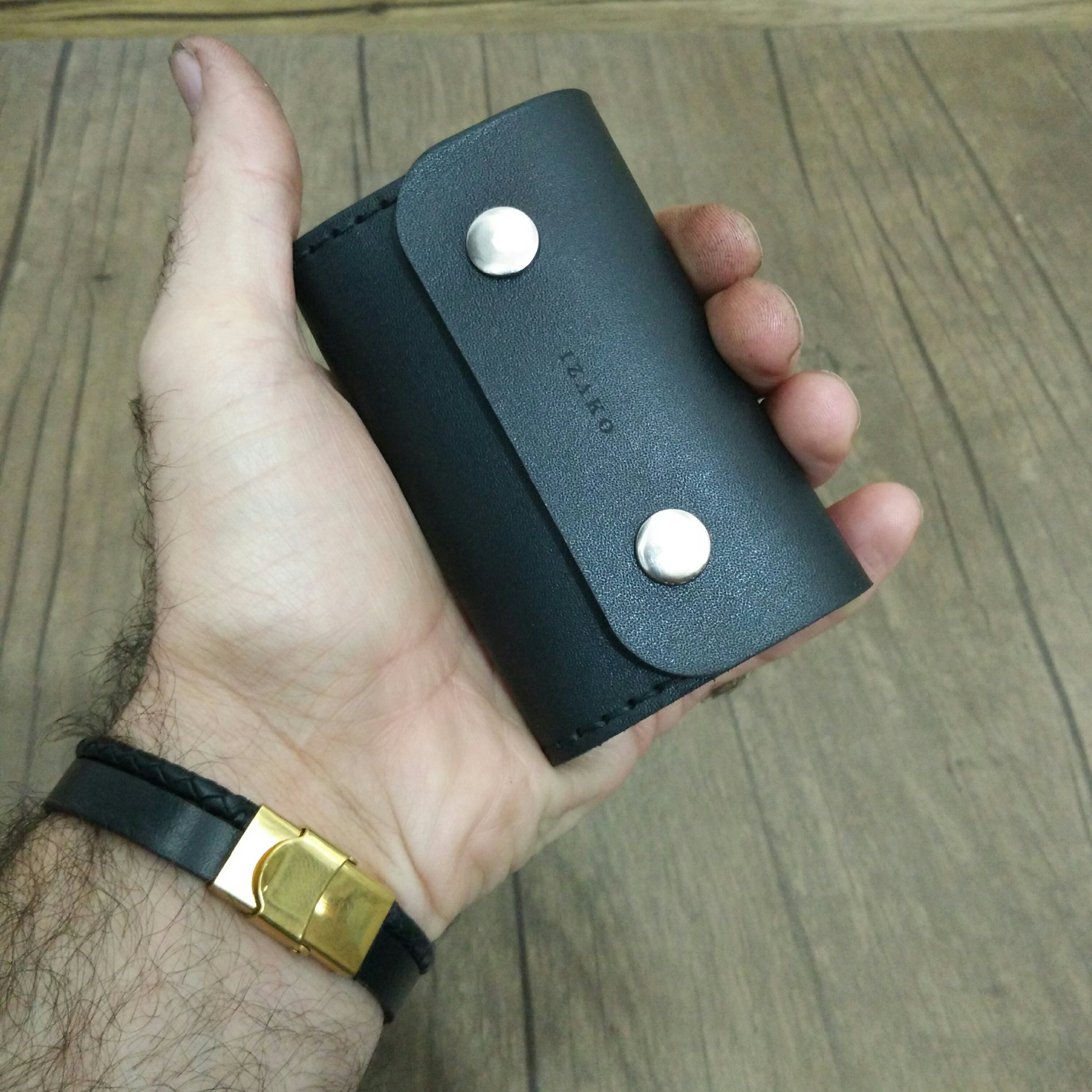 جاکارتی آکاردئونی چرم گاوی دستدوز رنگ مشکی صاف i-163 برند ایزاکو

