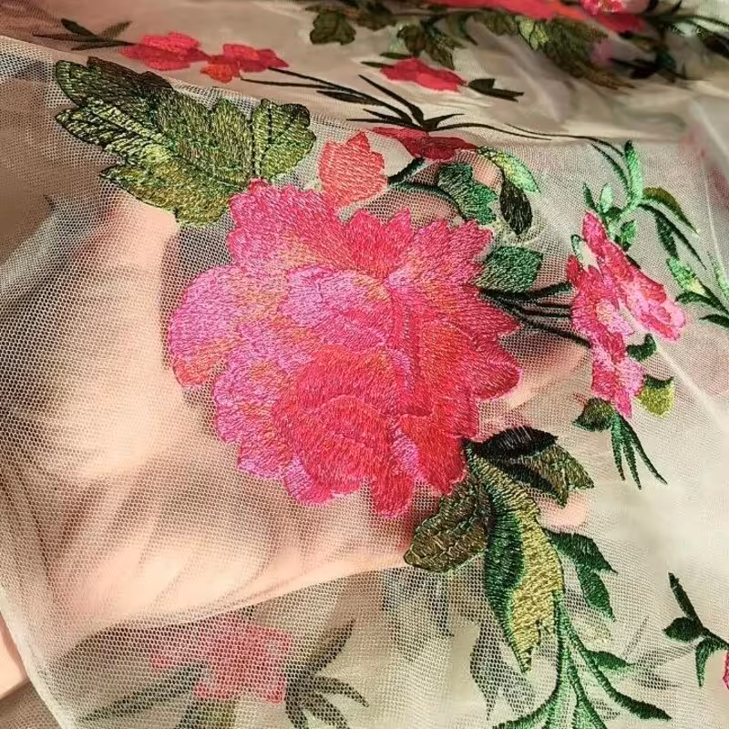 پارچه دانتل گلدوزی شده دخترانه طرح گل رز سرخابی