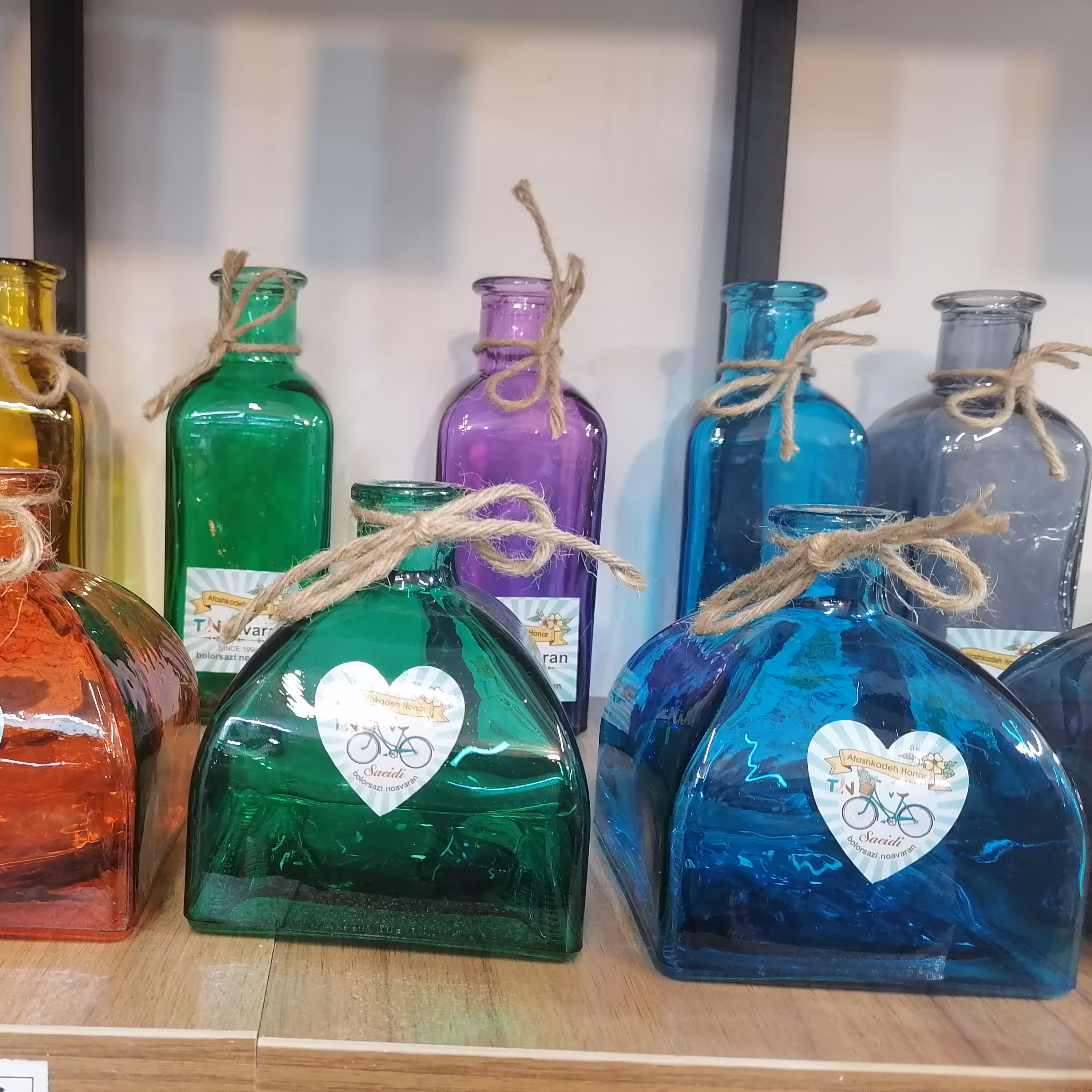 گلدان ساحلی در طرح استوانه ای و شکم دار و رنگبندی زیبا 