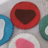 زیر لیوانی نمدی طرح قلب.        