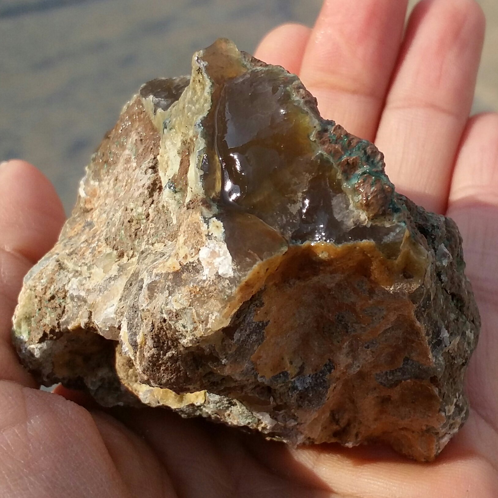 سنگ راف عقیق برش نخورده عسلی خرمایی محشر 
100درصد طبیعی شاهکار خلقت
کد 8453