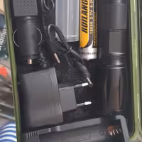 چراغ دستی پلیسی  همراه شارژر.  و ..  کیفیت و نوردهی عالی 