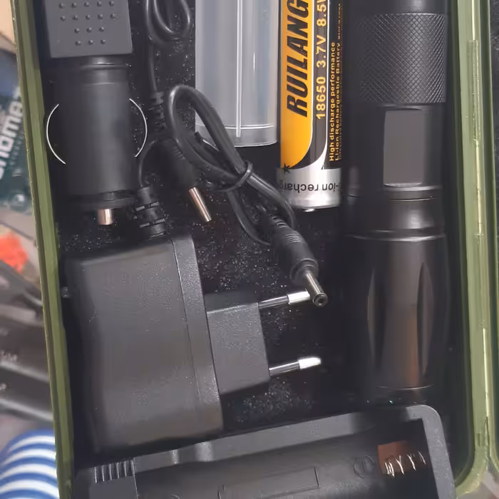 چراغ دستی پلیسی  همراه شارژر.  و ..  کیفیت و نوردهی عالی 