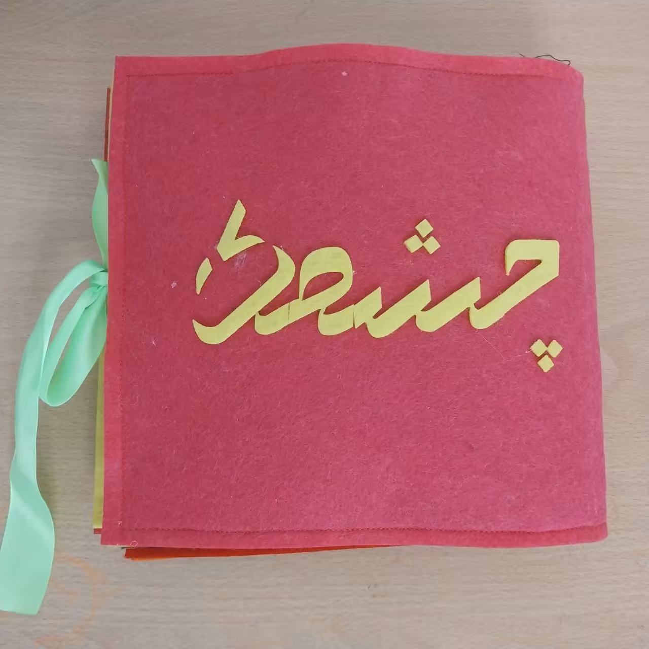 کتاب نمدی  آموزش حروف و اعداد به شکل بازی با جلد صورتی