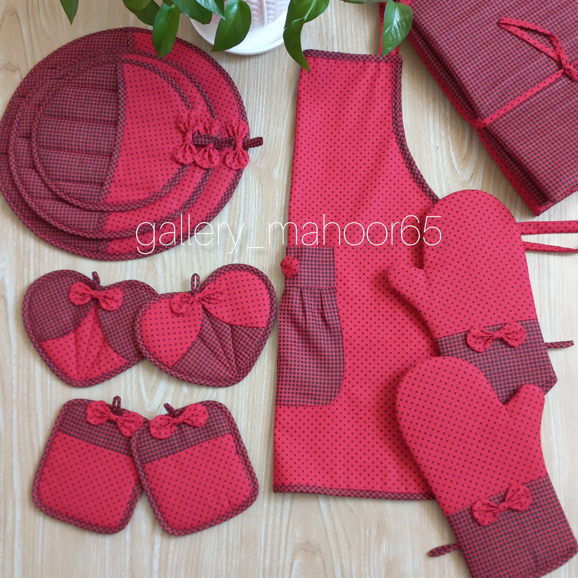 سرویس اشپزخانه با بهترین کیفیت وقیمت مناسب شامل:دمکنی،نمگیر،دستگیره،پیش بند،دستکش فر،کیسه سبزی،حوله اشپزخانه.