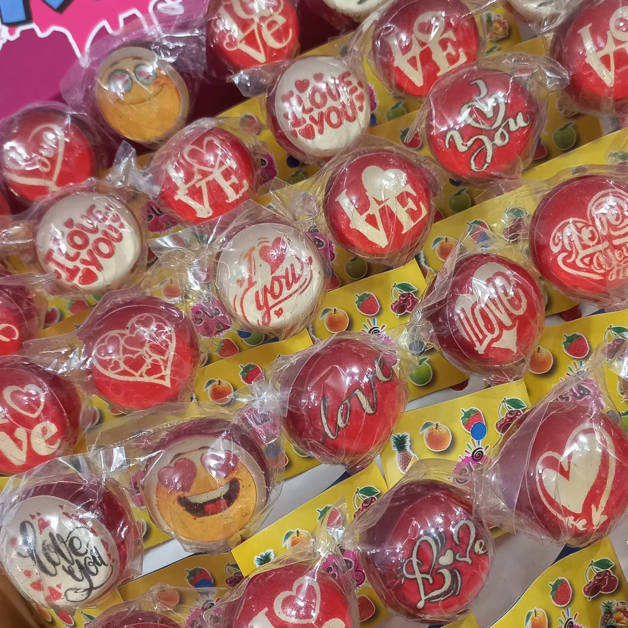 شکلات های کندی ولنتاین طرح لاو و استیکر  