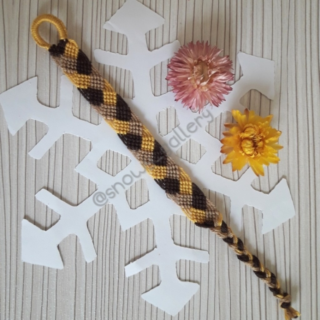 دستبند بافت طرح برگ کرم