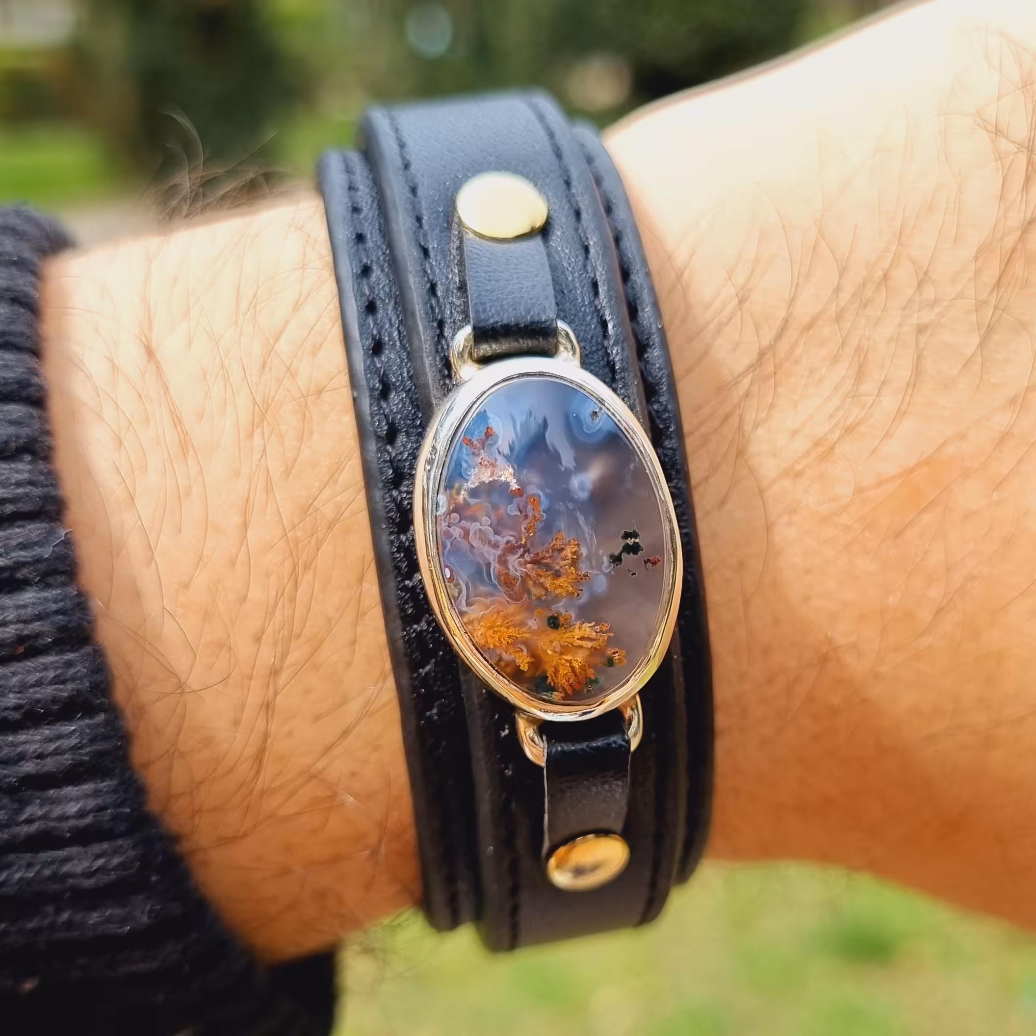 دستبند چرم طبیعی با قاب نقره دستساز و نگین عقیق شجر  اصل 