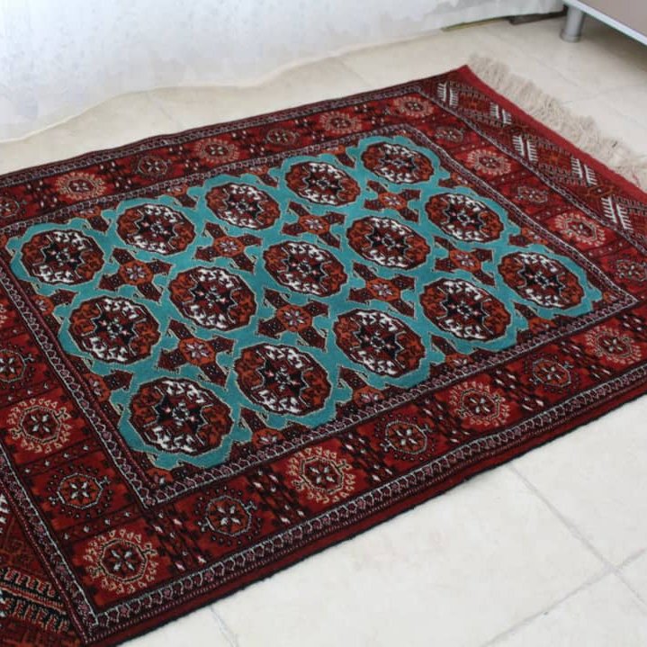 فرش دستبافت بانوی ترکمن طرح ماری گول آبی