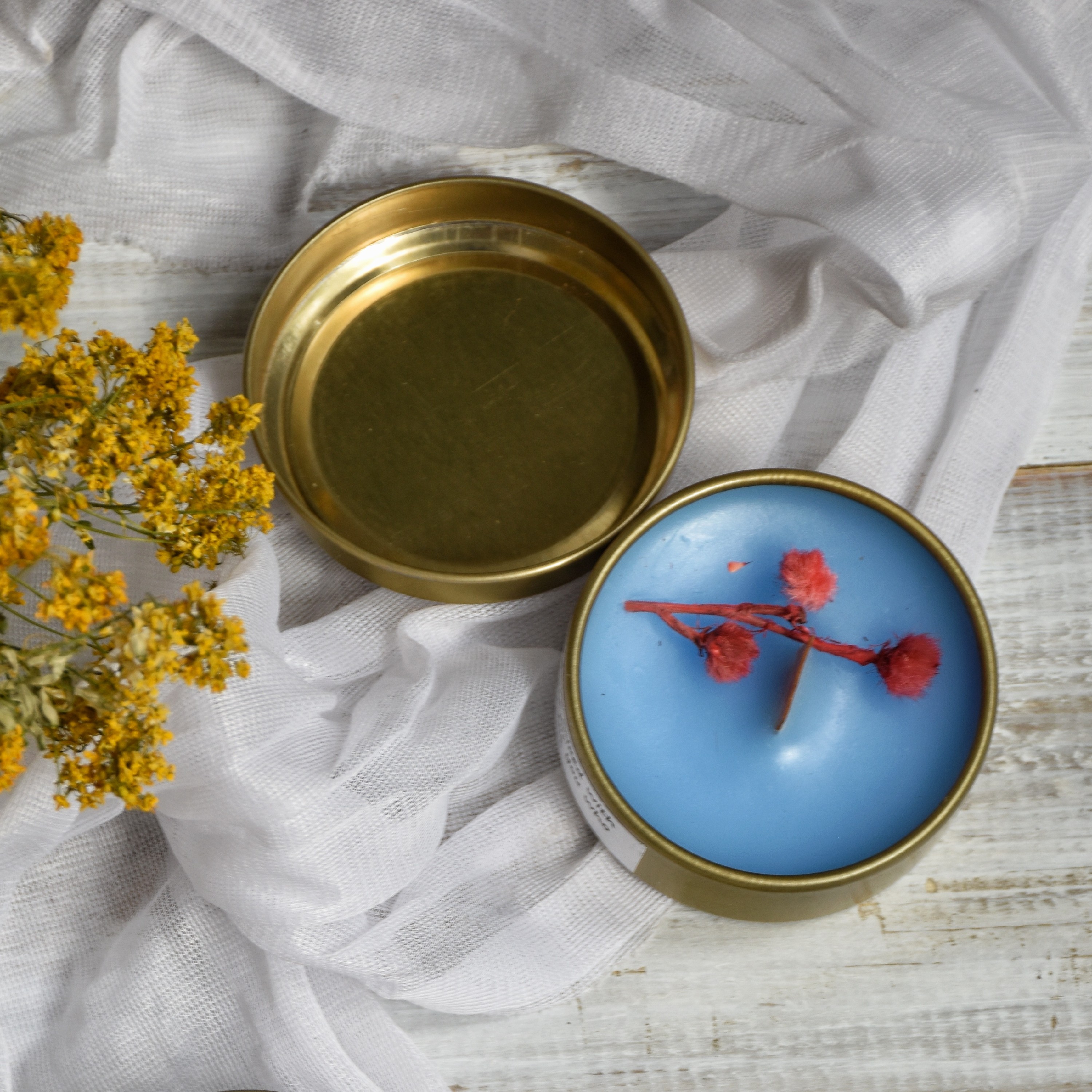 شمع عطری آبی با تزیین گل خشک