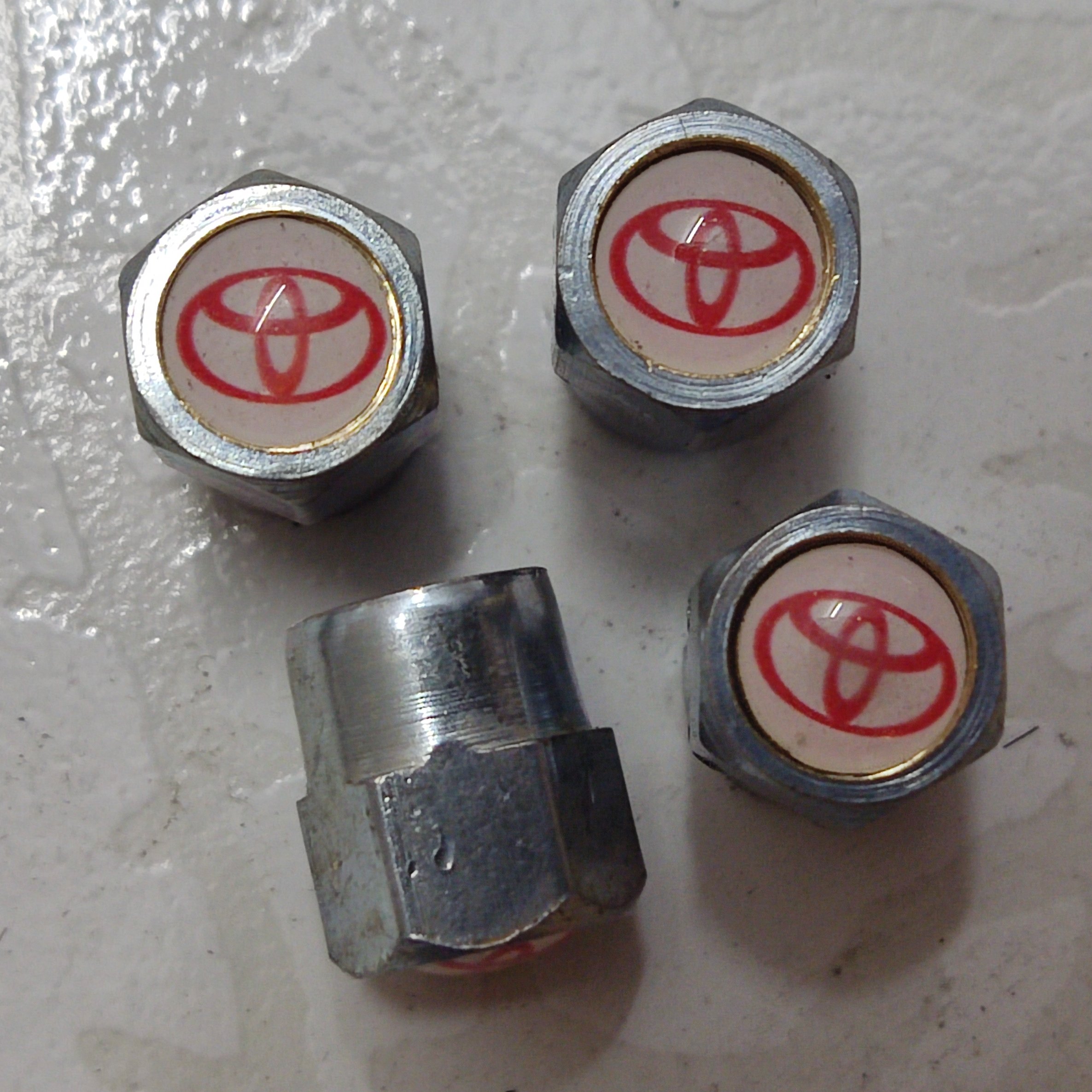 سروالفچرخ ماشین مارک تویوتا لوگو تویوتایی سروالفی خودرو مدل گرند کمری یاریس کریسیدا کرولا کرونا