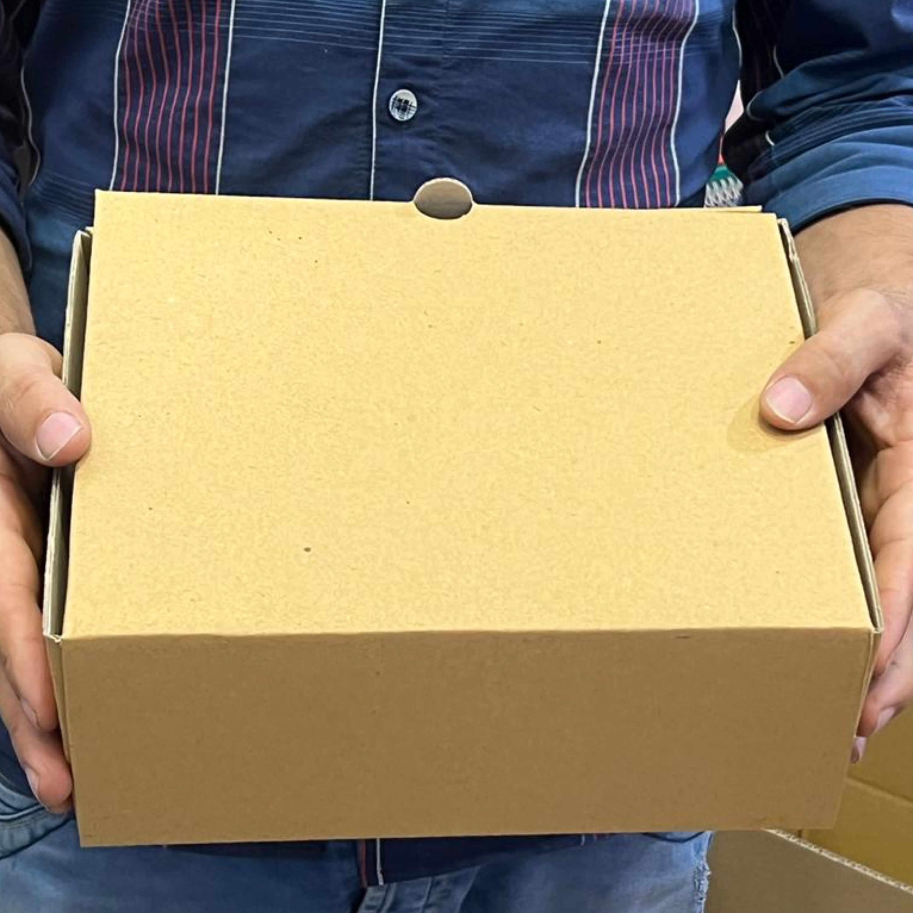 کارتن پستی به ابعاد طول 24 عرض 20 ارتفاع 9 سانتی متر
