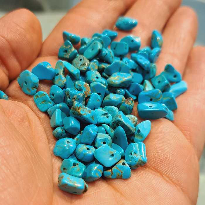 سنگ فیروزه چیپسی اصلی مهره سنگی دستبند فیروزه گردنبند فیروزه خورده سنگ فیروزه فیروزه نیشابور فیروزه کرمان سنگ گلو