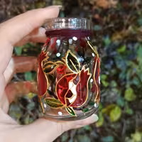 شیشه ی آویز  کوچک  طرح  انار  مناسب برای گل نقاشی شده با رنگ های ویترای  قابل شست و شو و استفاده 