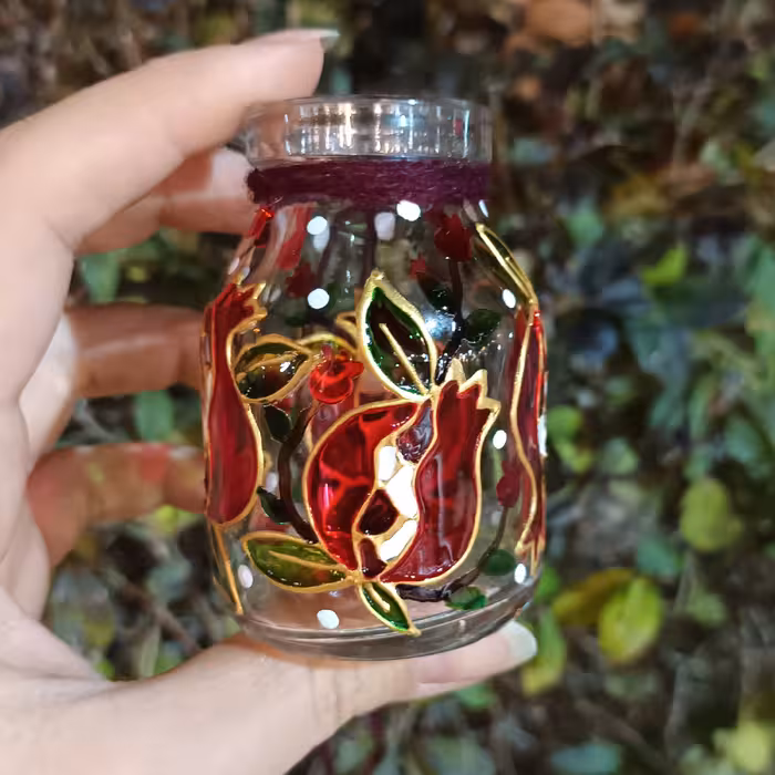 شیشه ی آویز  کوچک  طرح  انار  مناسب برای گل نقاشی شده با رنگ های ویترای  قابل شست و شو و استفاده 