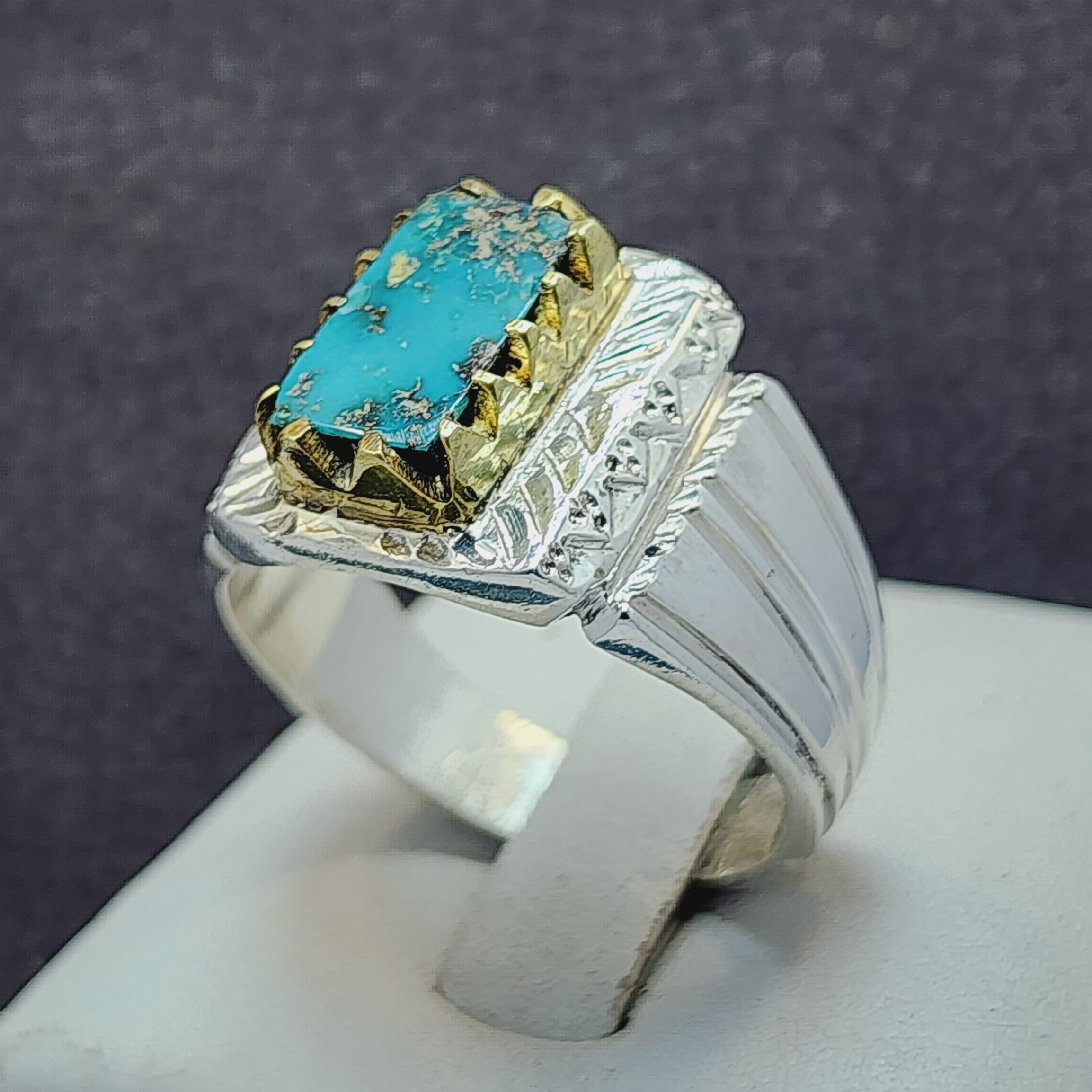 نگین فیروزه نیشابوری مردانه اصل و معدنی بارکاب نقره و با تاج طلایی