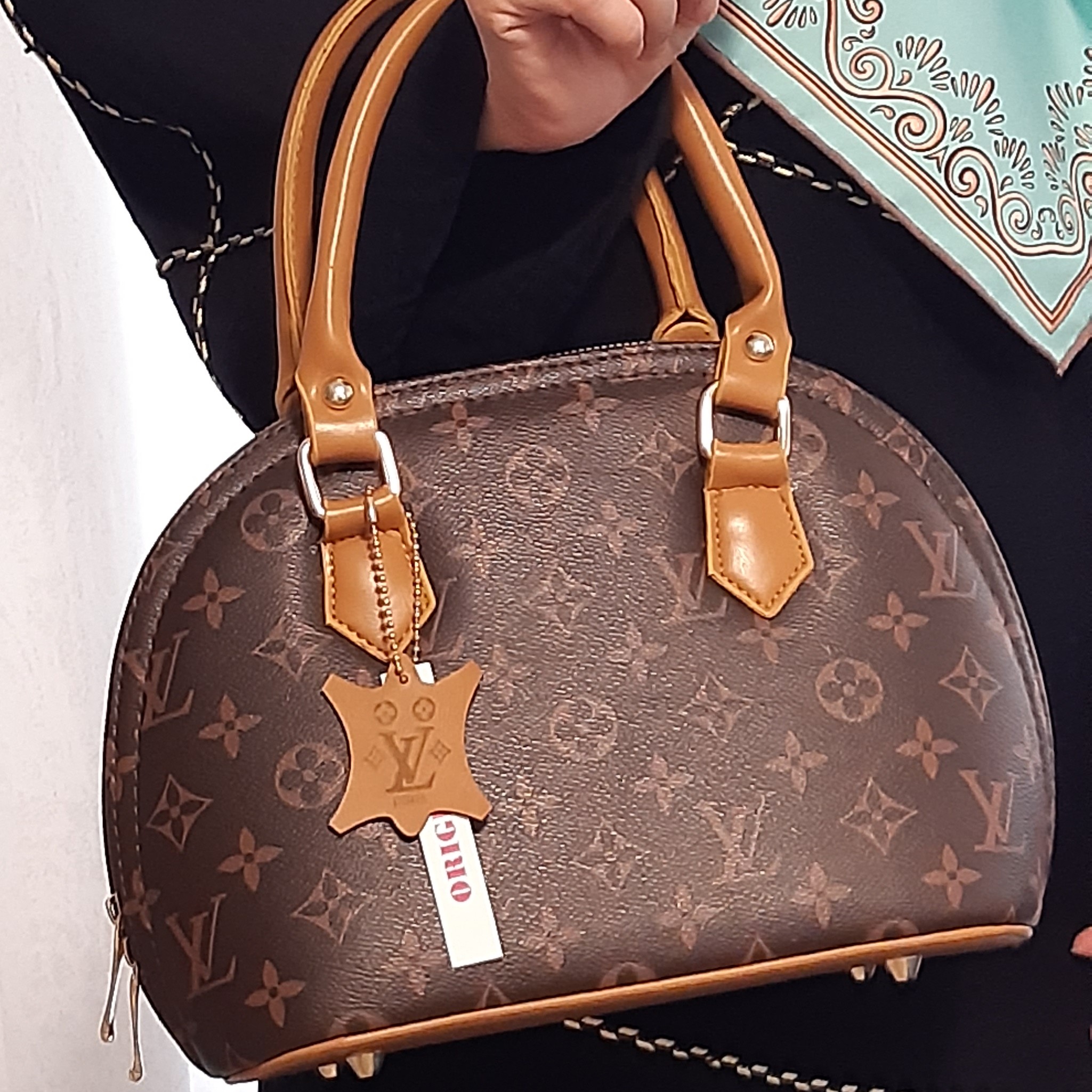 کیف صندوقی،رنگ قهوه ایی تیره،جنس چرم صنعتی طرح مارک