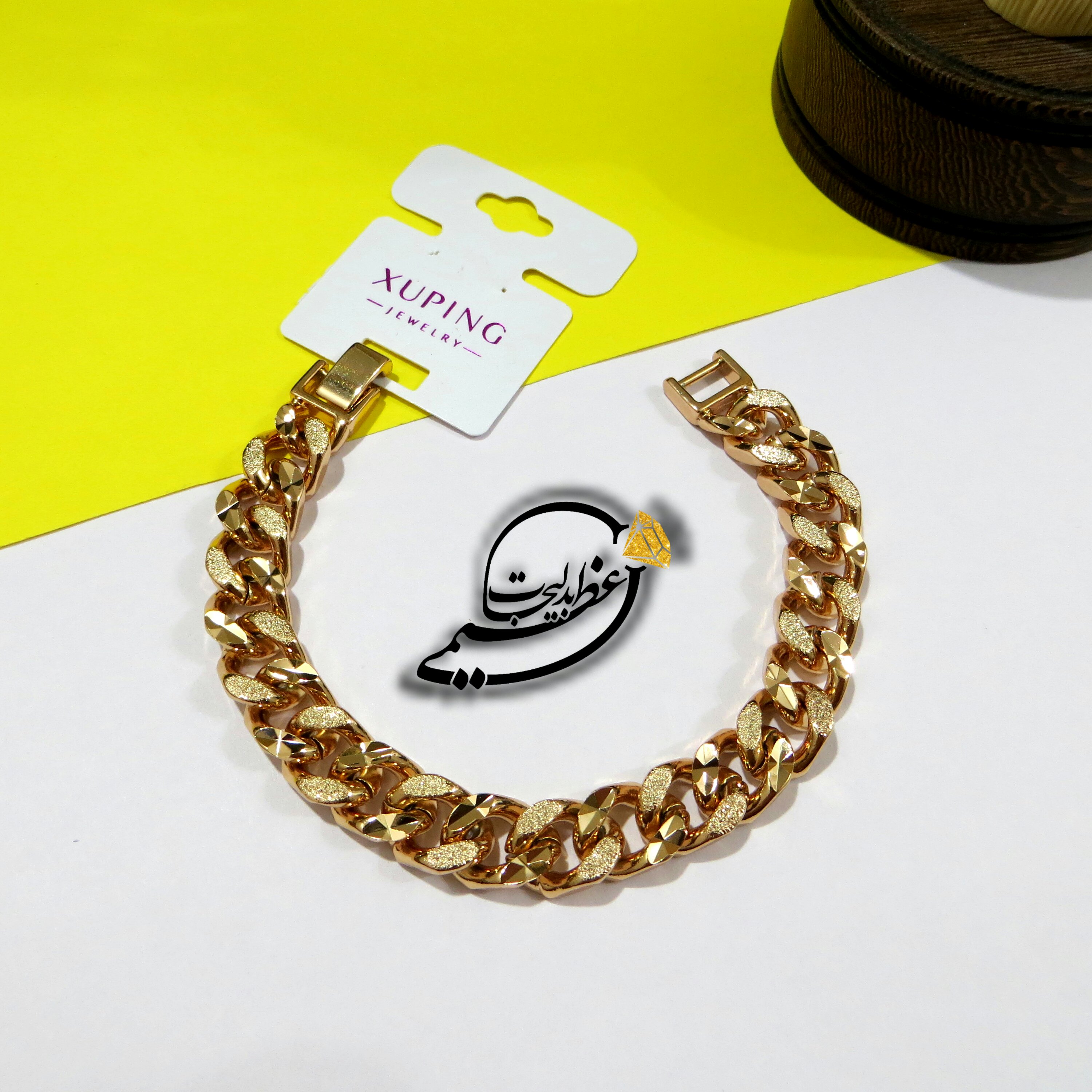 دستبند کارتیر  تراش خورده پهن برند ژوپینگ Xuping از جنس مس و روکش طلا  و رنگ ثابت و ضد حساسیت کاملا مشابه طلا  
