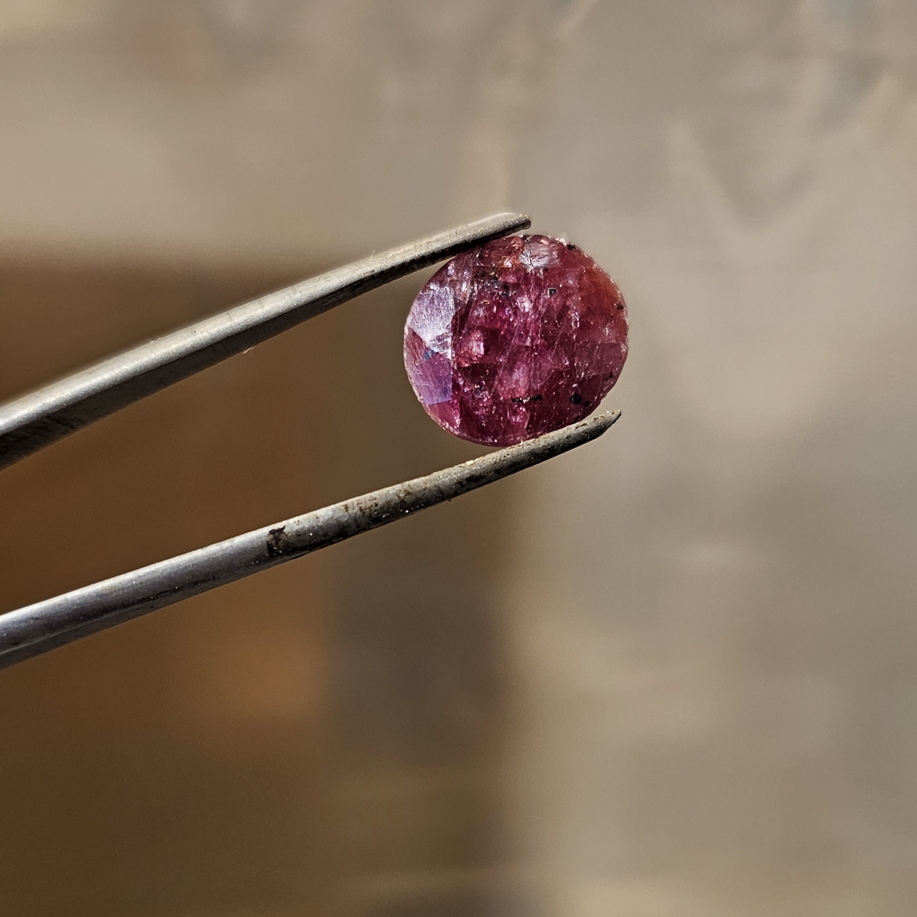 نگین گرد یاقوت هندی سرخ یک گرم و سیصدوهفتاد مناسب مدال و انگشتر