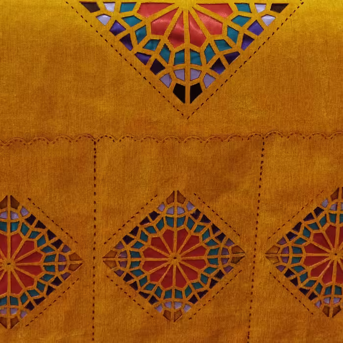 سوخته نگاری پارچه طرح گره چینی سنتی(طرحهاهمگی برگرفته ازپنجرهاودربهای قدیم بوشهر می‌باشد)