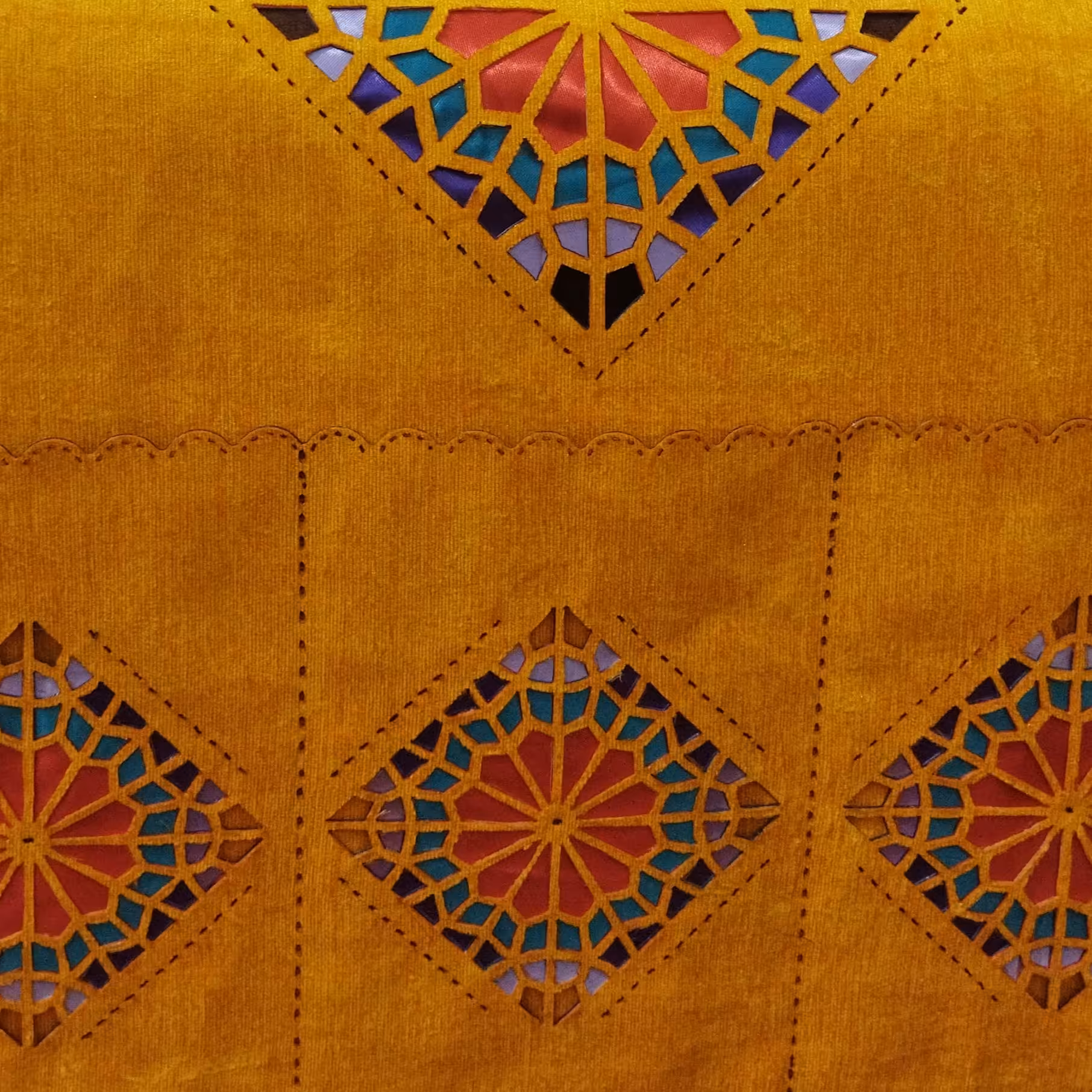 سوخته نگاری پارچه طرح گره چینی سنتی(طرحهاهمگی برگرفته ازپنجرهاودربهای قدیم بوشهر می‌باشد)